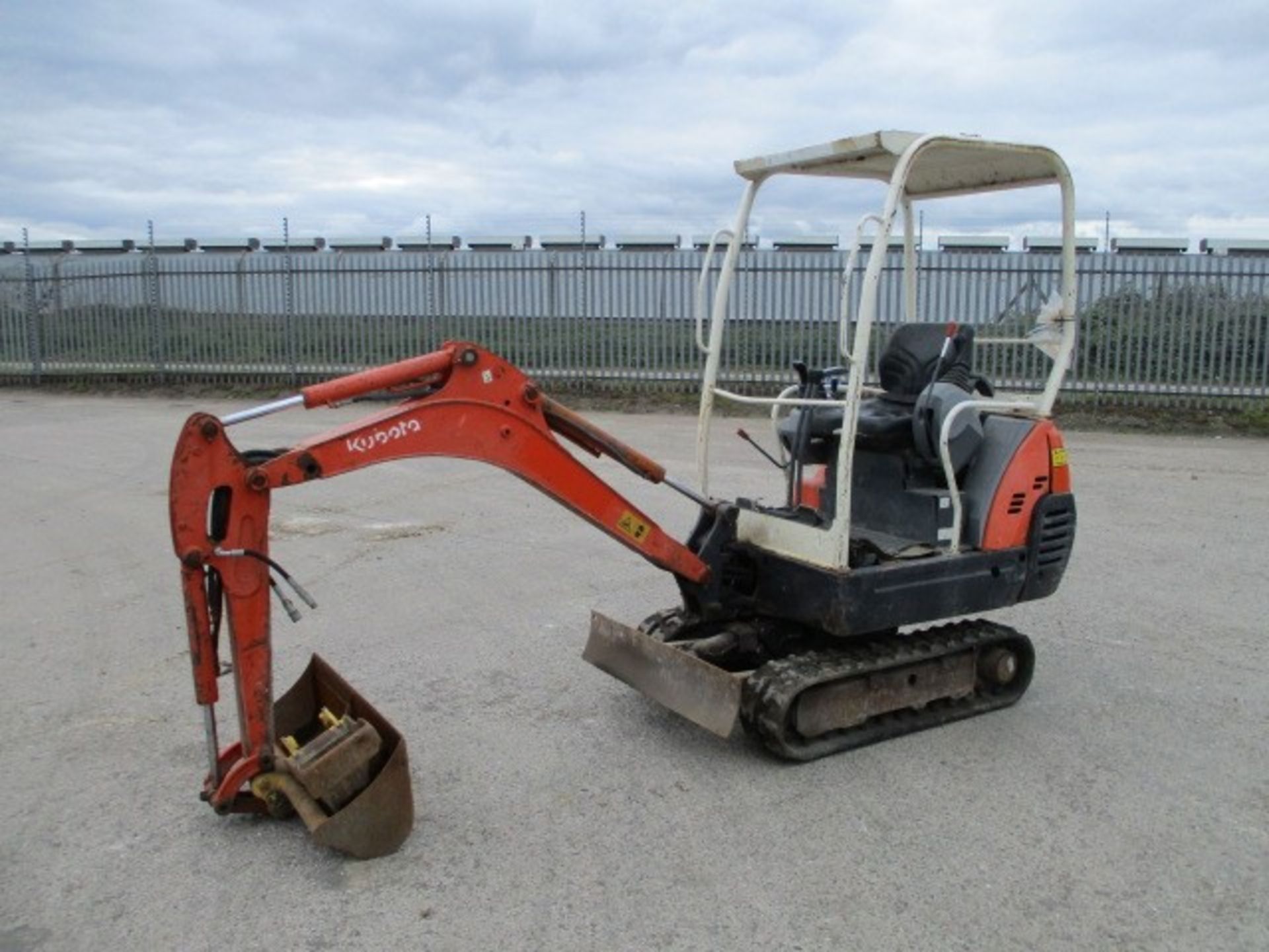 2005 Kubota KX36-3 Excavator c/w 3 buckets, blade, on rubber Hours: 3200 - Image 6 of 6