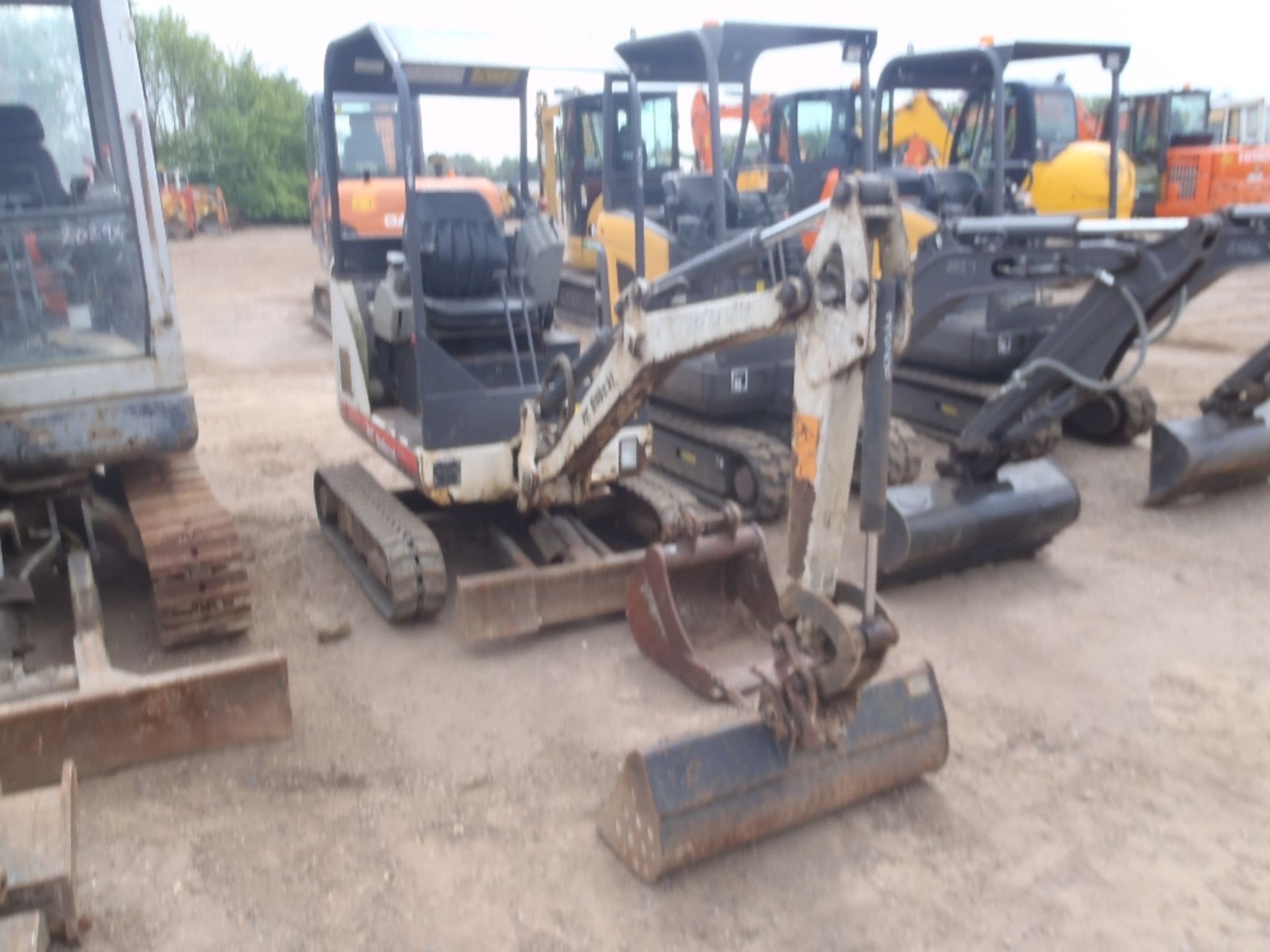 2009 Bobcat 319 Mini Digger c/w expanding undercarriage, 2 speed, q/h, 2no. buckets - Image 2 of 6