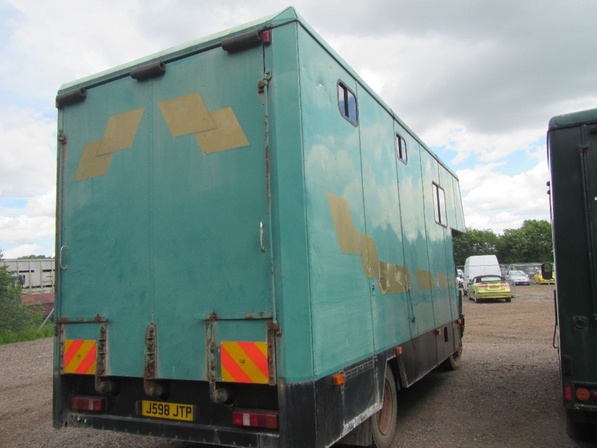 Mercedes 11,000kg Horsebox c/w rear load, 4 horsebox top, day living, shire horse ready. Barn stored - Image 4 of 6