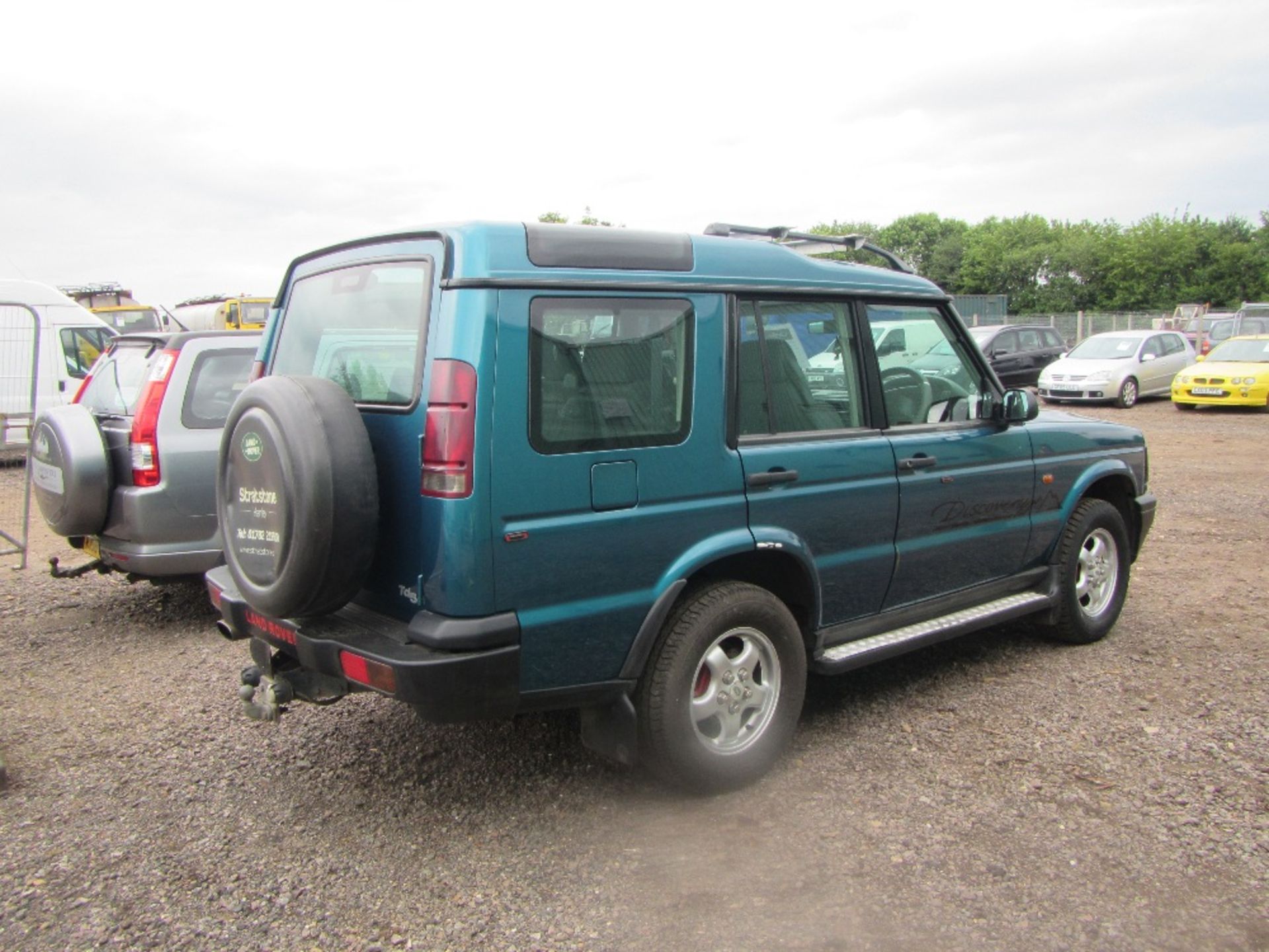 Land Rover Discovery TD5 c/w automatic gearbox & V5. Blue Mileage: 175,110 MOT till 21/01/18 Reg. - Image 4 of 5