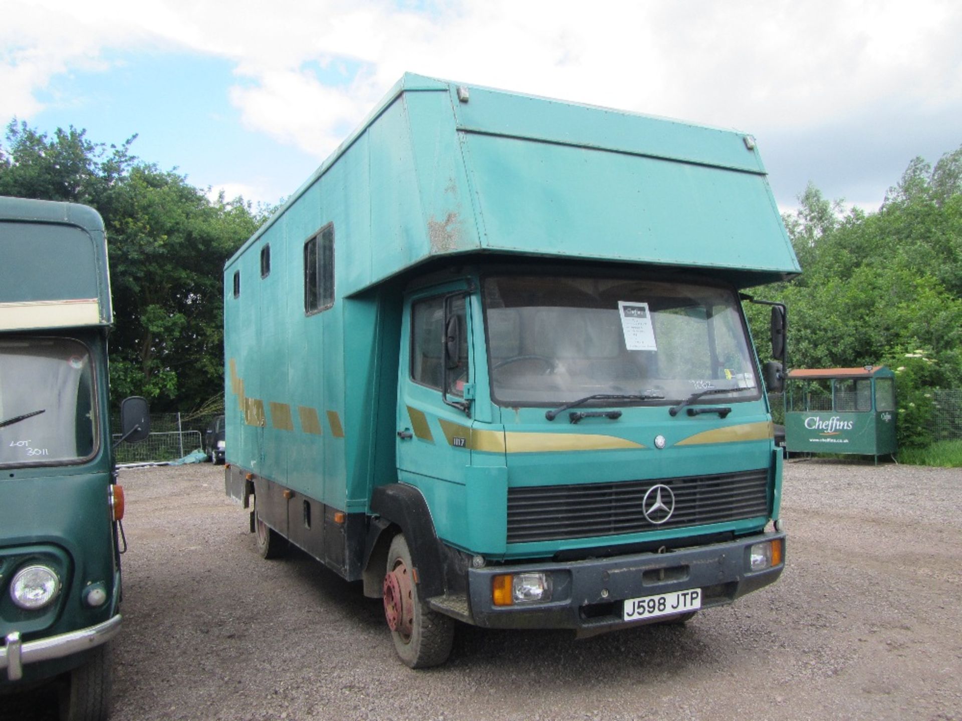 Mercedes 11,000kg Horsebox c/w rear load, 4 horsebox top, day living, shire horse ready. Barn stored - Image 3 of 6