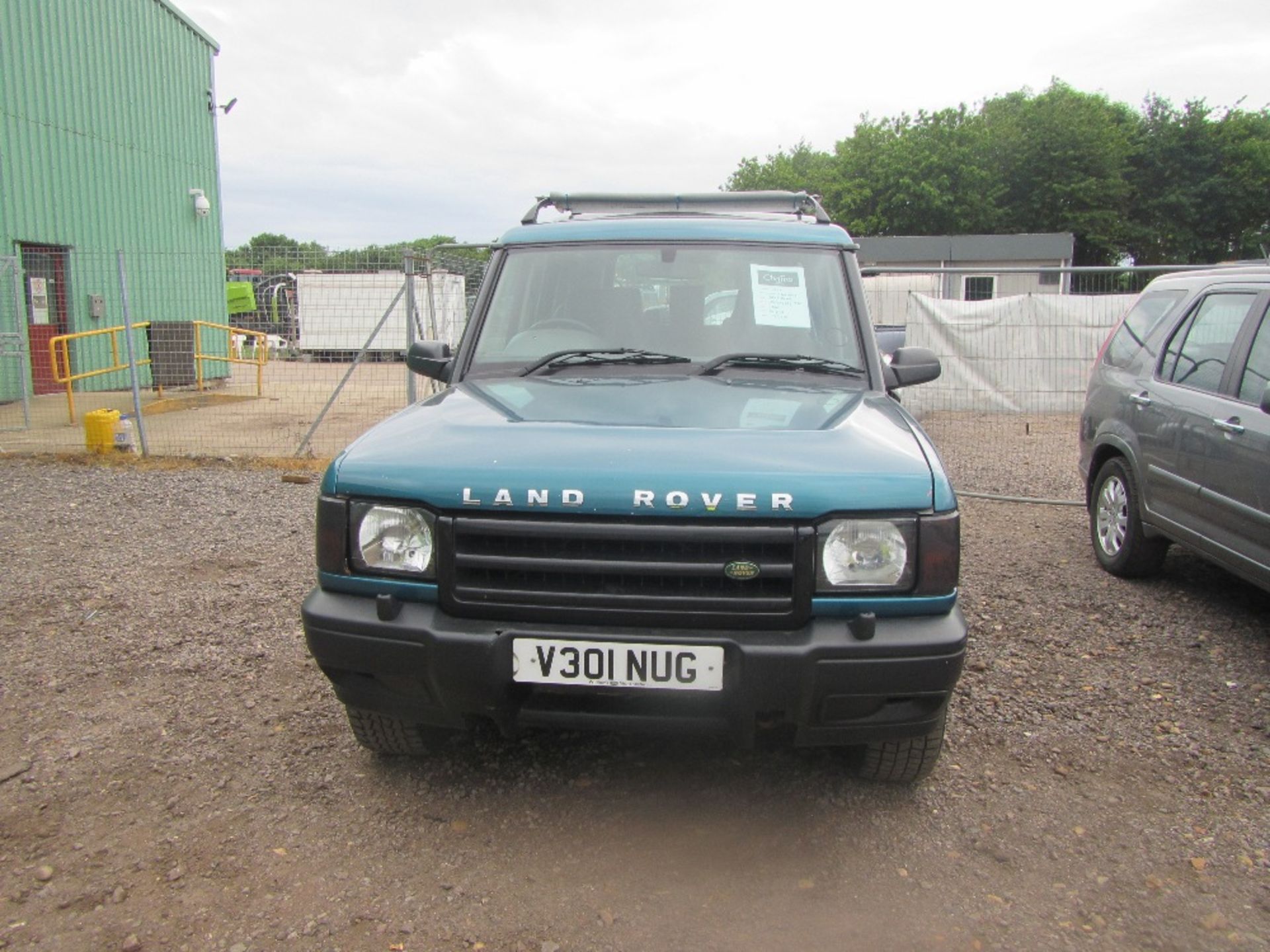 Land Rover Discovery TD5 c/w automatic gearbox & V5. Blue Mileage: 175,110 MOT till 21/01/18 Reg. - Image 2 of 5