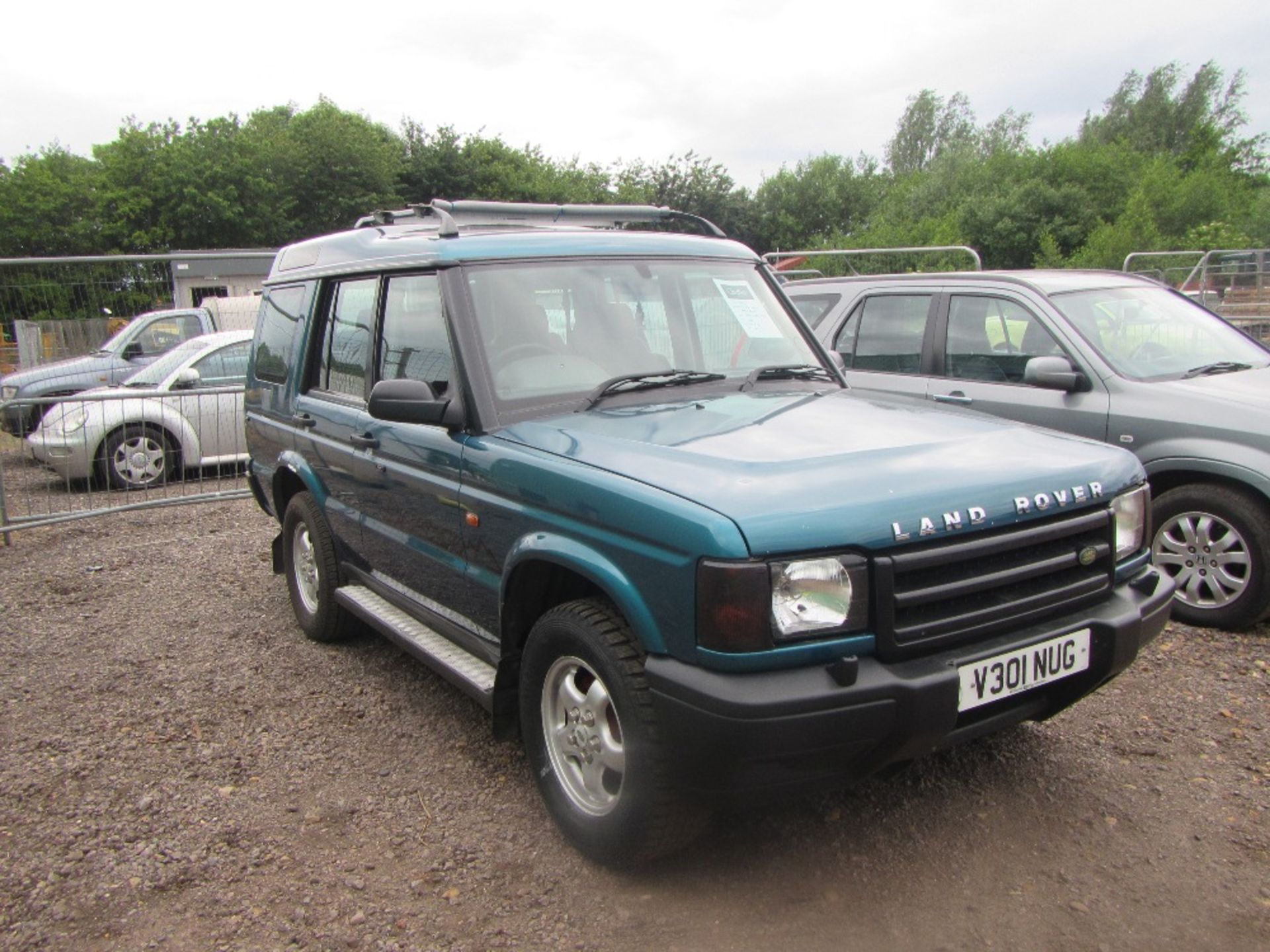Land Rover Discovery TD5 c/w automatic gearbox & V5. Blue Mileage: 175,110 MOT till 21/01/18 Reg. - Image 3 of 5