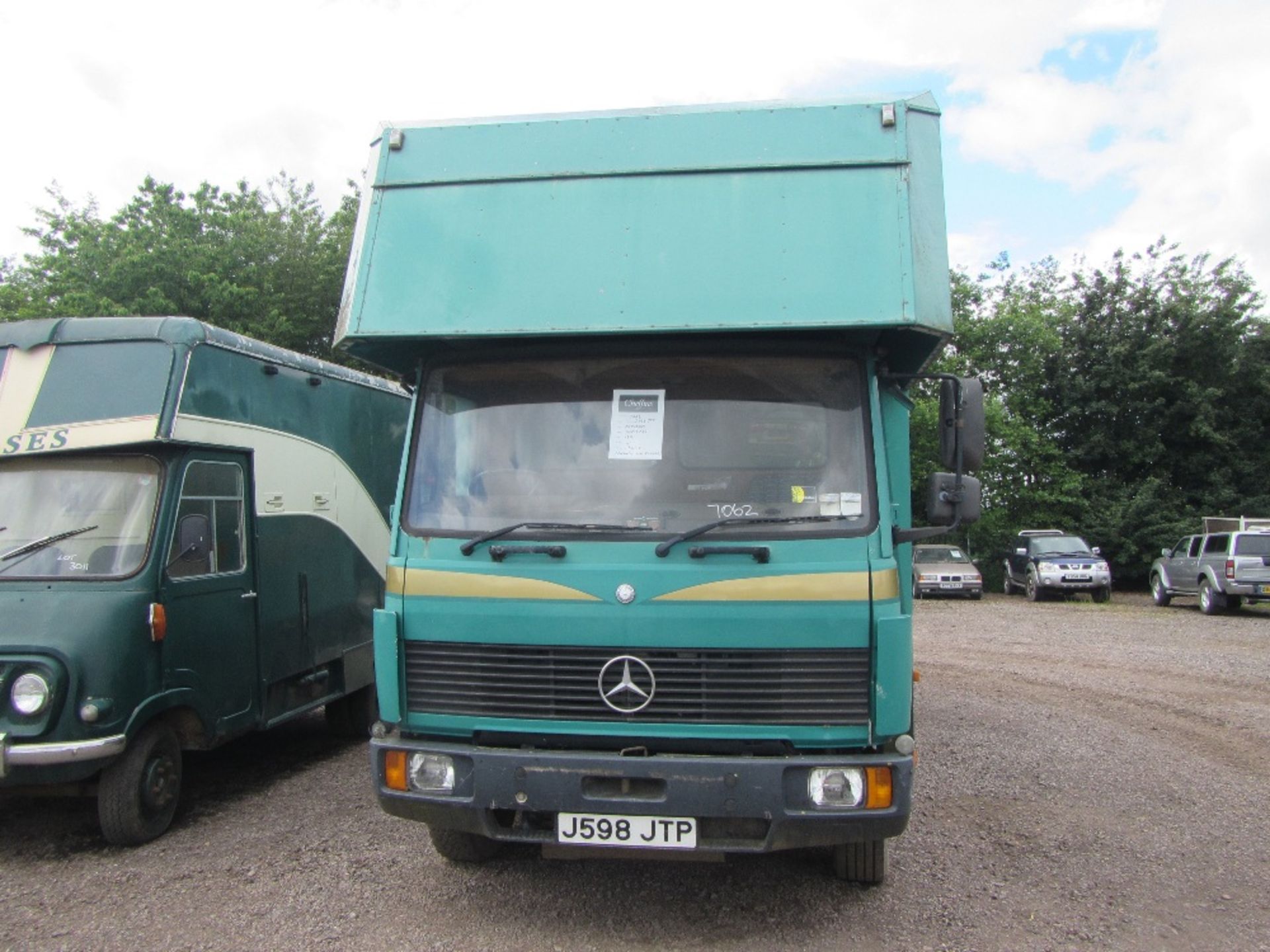 Mercedes 11,000kg Horsebox c/w rear load, 4 horsebox top, day living, shire horse ready. Barn stored - Image 2 of 6