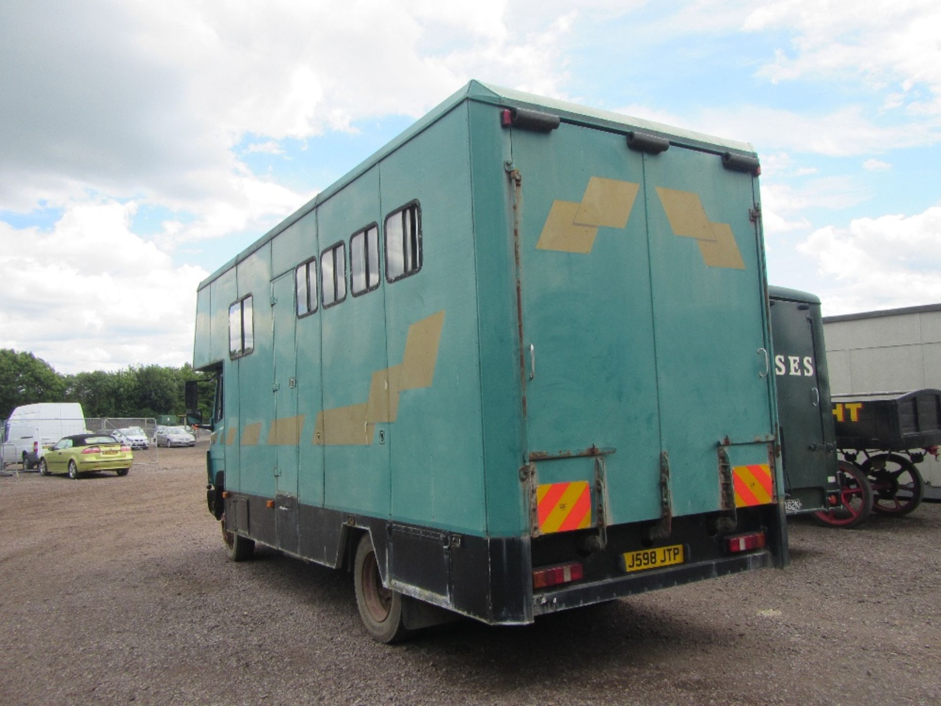 Mercedes 11,000kg Horsebox c/w rear load, 4 horsebox top, day living, shire horse ready. Barn stored - Image 6 of 6