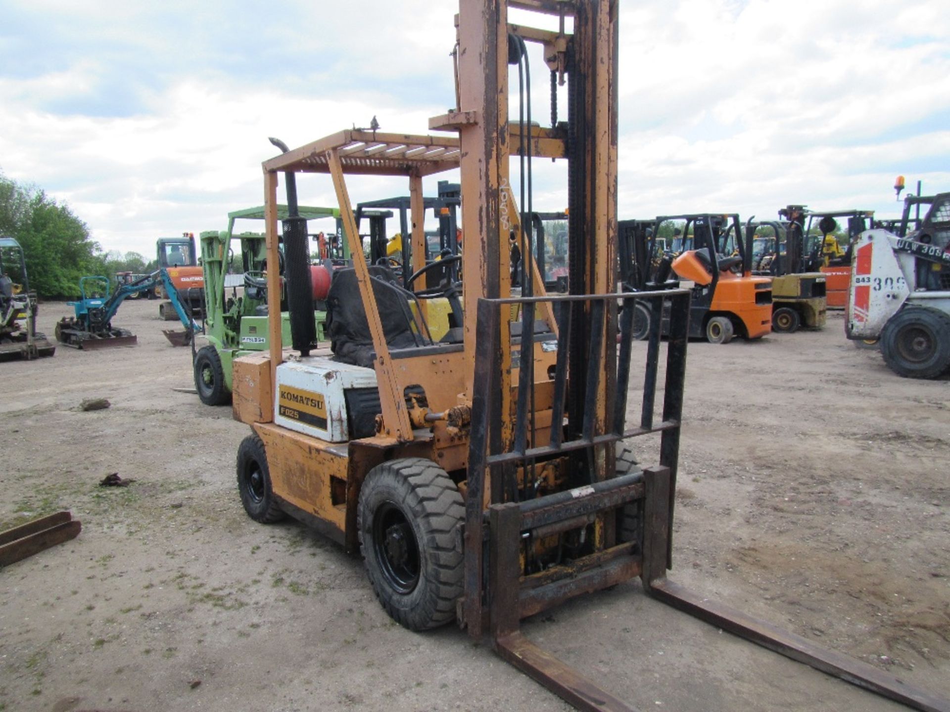 Komatsu FD25-8 2.5 Ton Diesel Forklift Truck c/w Isuzu engine. From small farm Ser. No. 149121 - Image 2 of 4