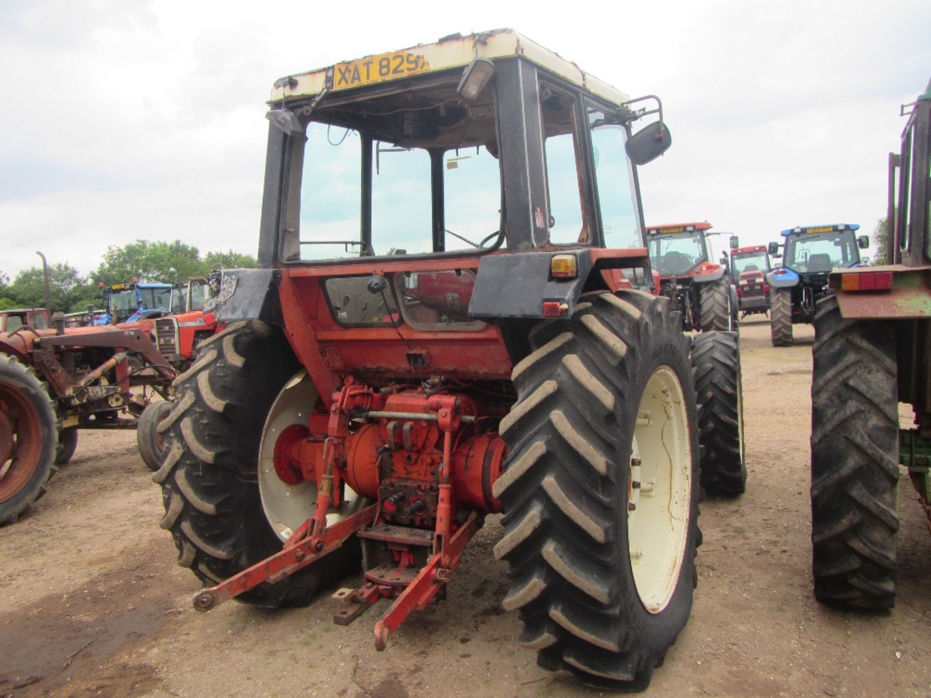 Case International 1055 4wd Tractor c/w 16.9 R38 & 12.4 R28 Reg No XAT 829X - Image 7 of 8