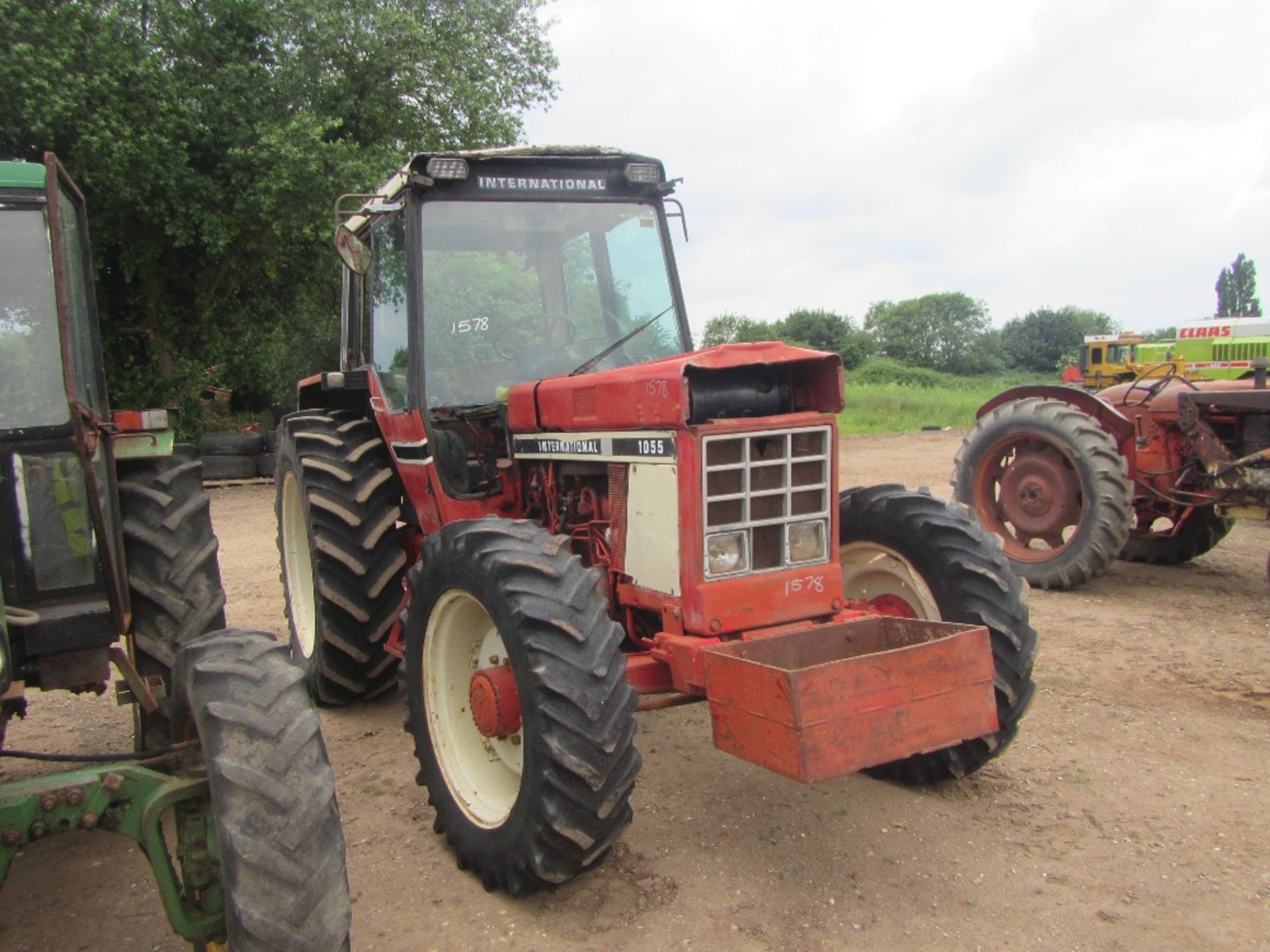 Case International 1055 4wd Tractor c/w 16.9 R38 & 12.4 R28 Reg No XAT 829X - Image 4 of 8