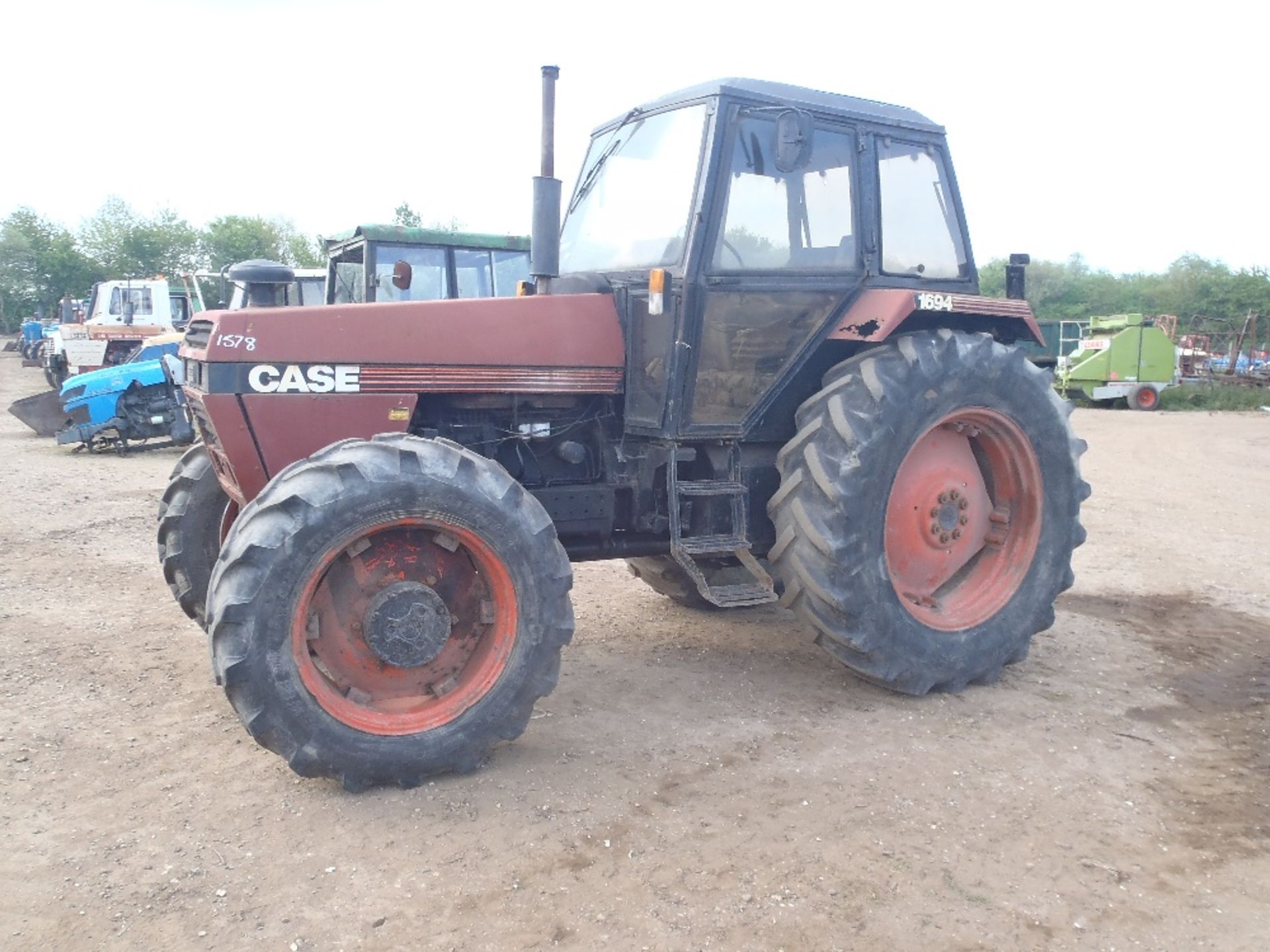 Case International 1055 4wd Tractor c/w 16.9 R38 & 12.4 R28 Reg No XAT 829X - Image 2 of 8