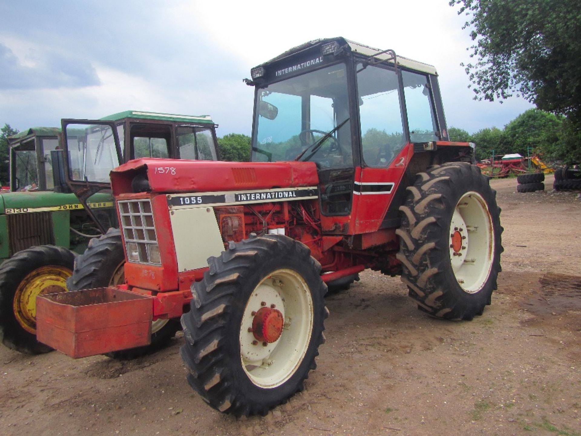Case International 1055 4wd Tractor c/w 16.9 R38 & 12.4 R28 Reg No XAT 829X