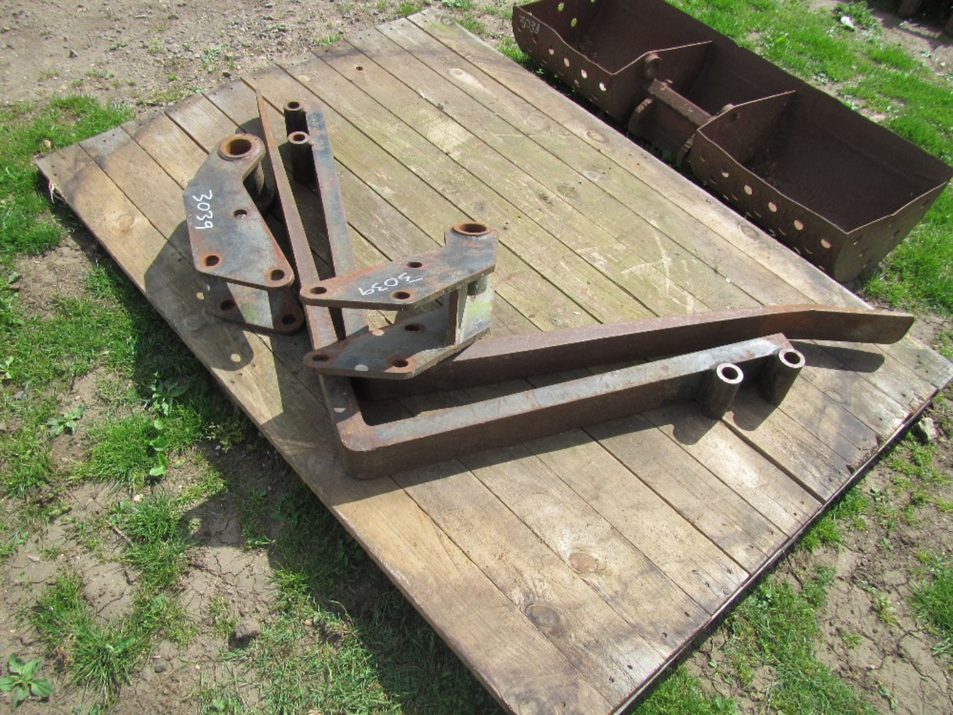 Pallet Tines to suit 4 in 1 Digger Bucket UNRESERVED LOT - Image 3 of 4