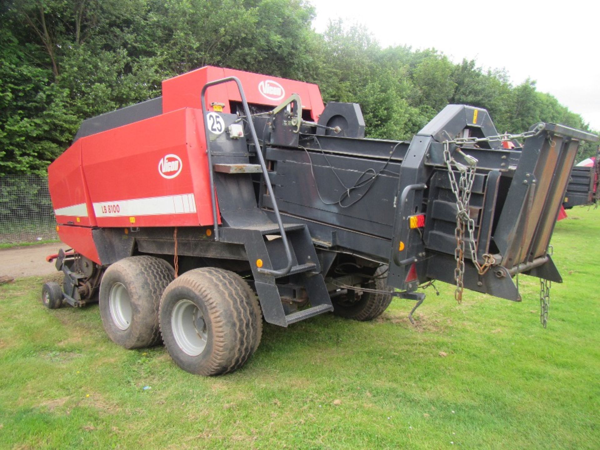 2002 Vicon LB 8100 Square Baler 80x70 bales, tandem axle with brakes, sprung suspension, fast tow, - Image 3 of 6