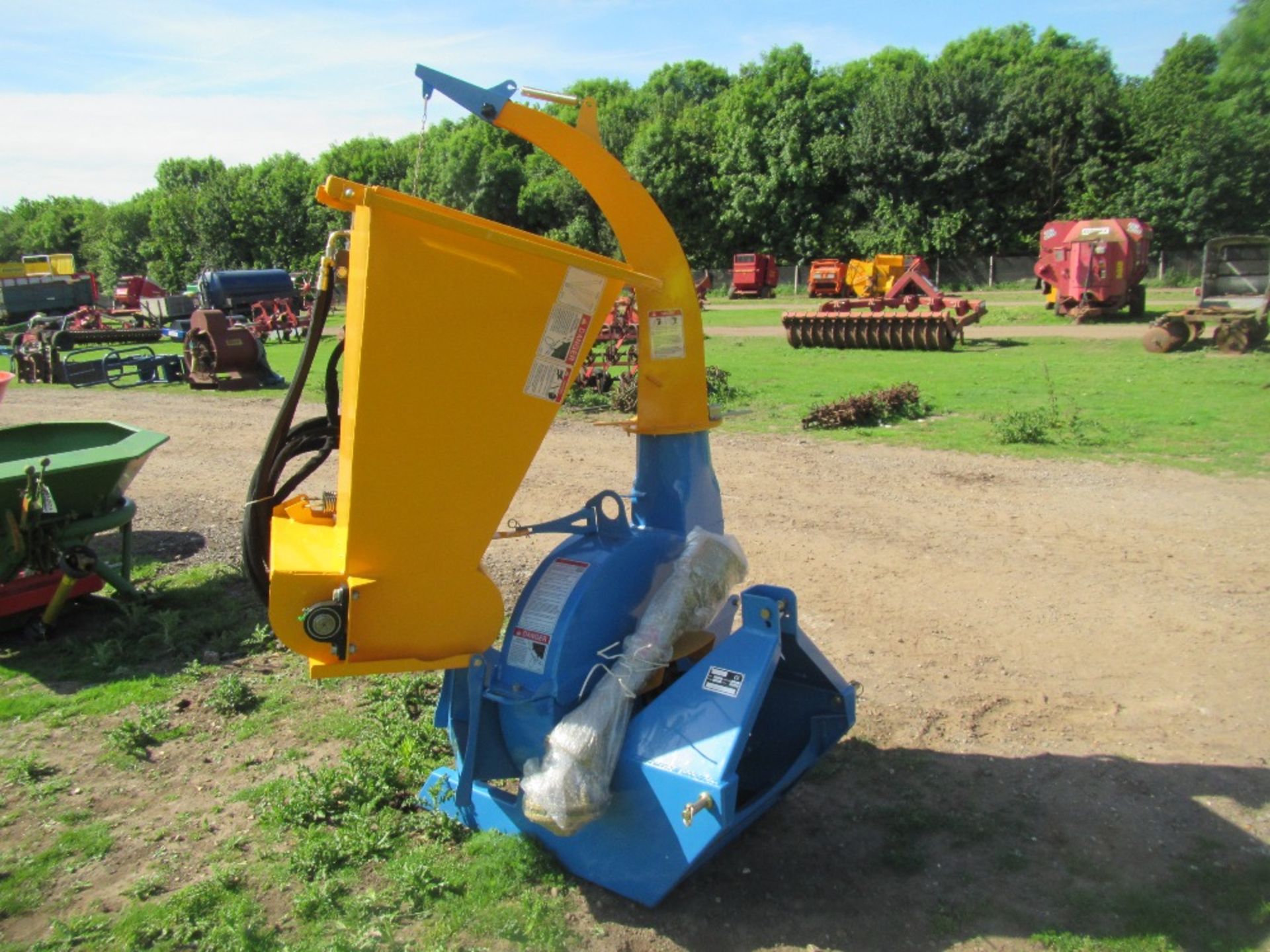 Tractor Mounted Woodchipper c/w dual hydraulic feed - Image 2 of 6