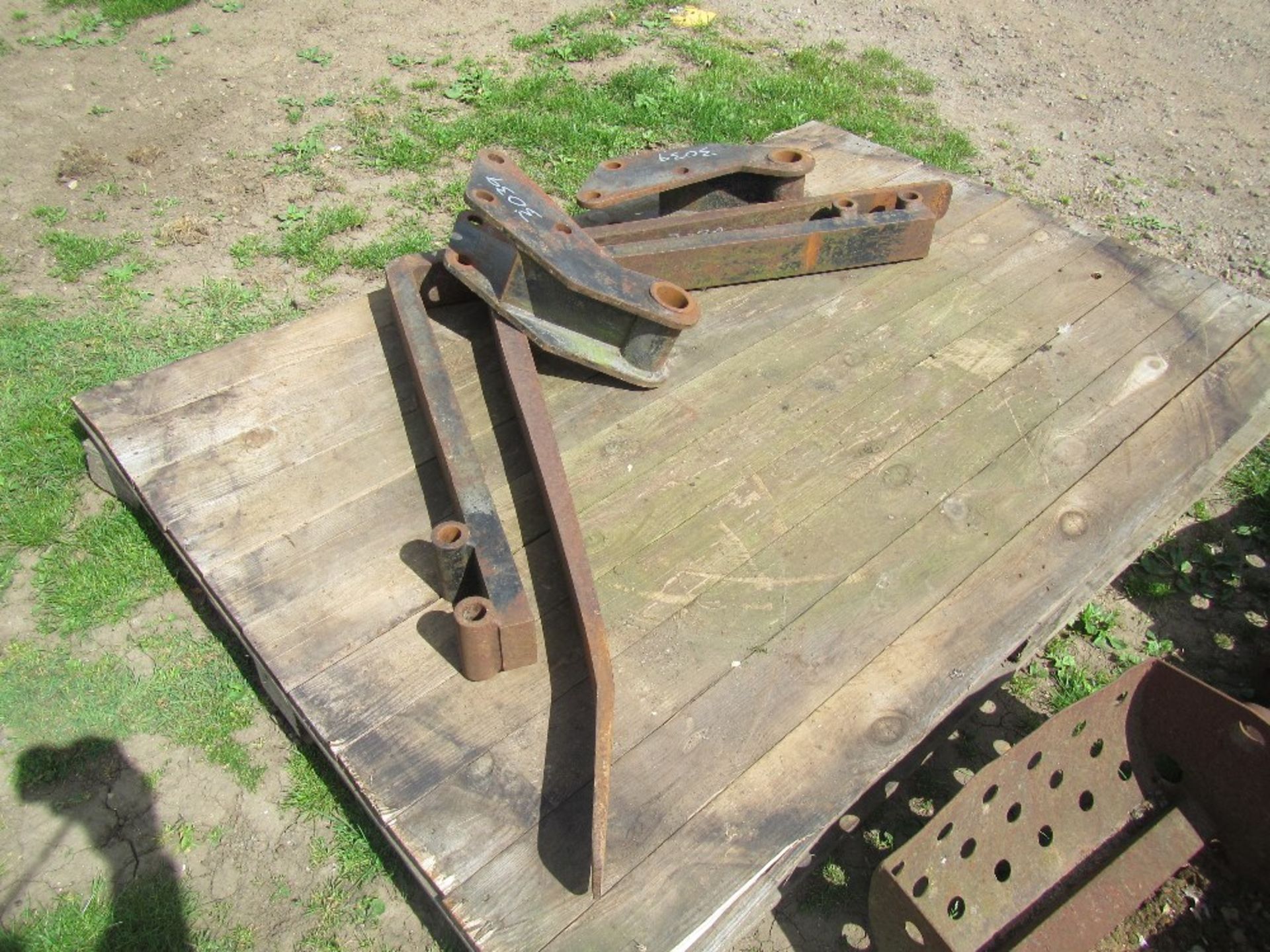 Pallet Tines to suit 4 in 1 Digger Bucket UNRESERVED LOT - Image 2 of 4