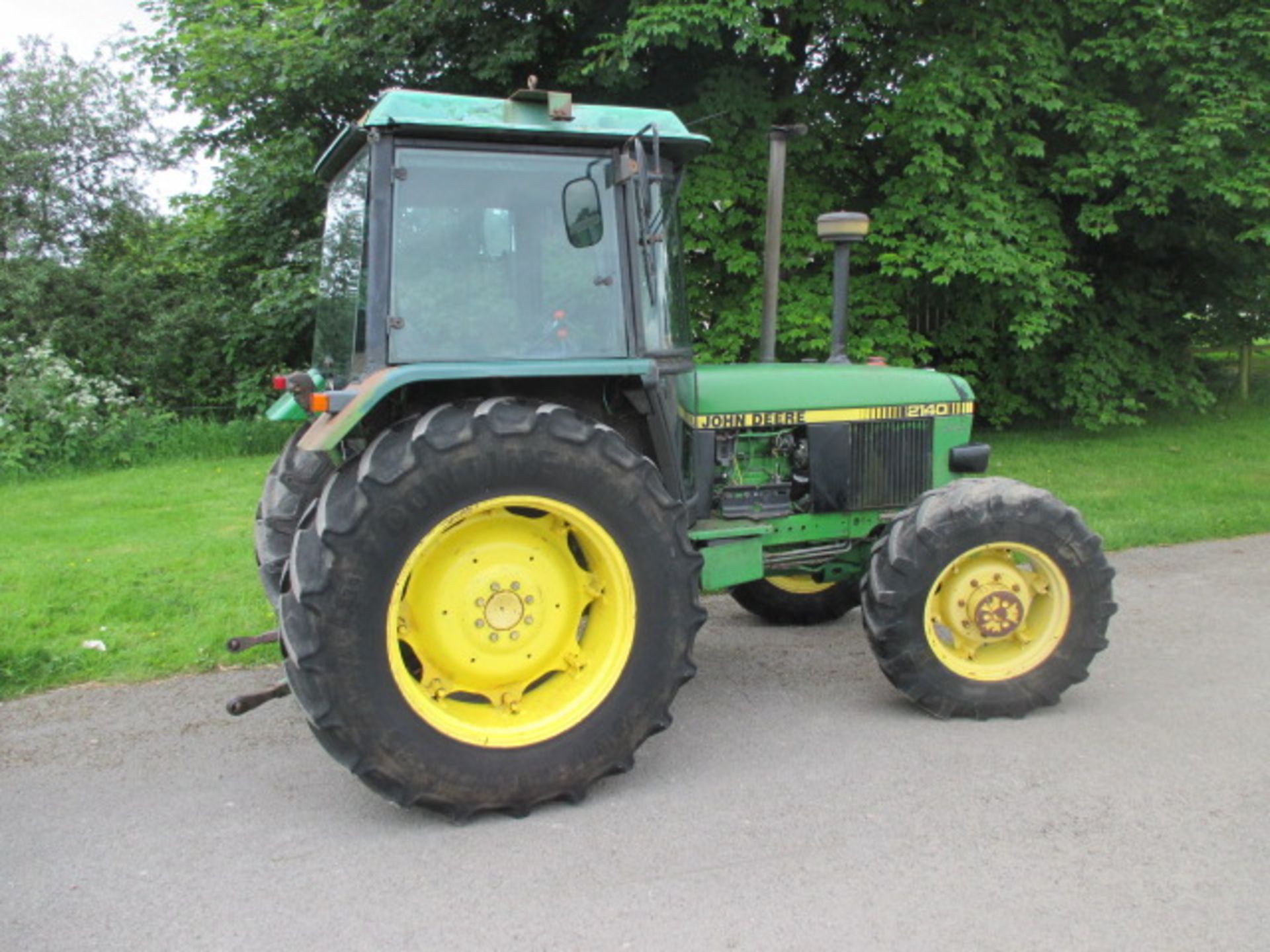 John Deere 2140 4wd Tractor c/w SG2 Cab. First registered 01/05/1985 Reg. No. B806 WSR - Image 4 of 8