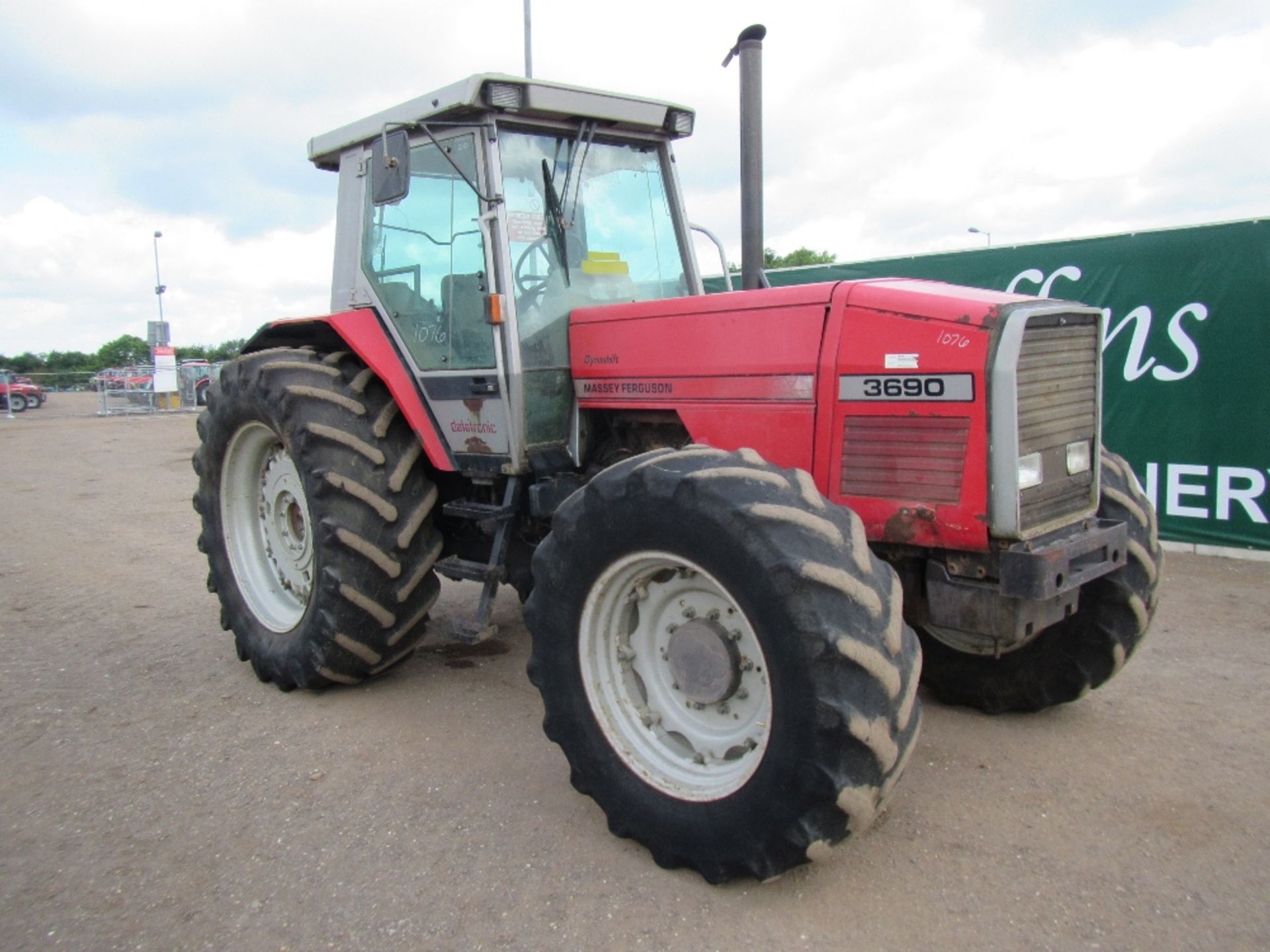 1994 Massey Ferguson 3690 4wd Tractor c/w dynashift transmission & datatronic Hours: 9,650 - Image 3 of 17