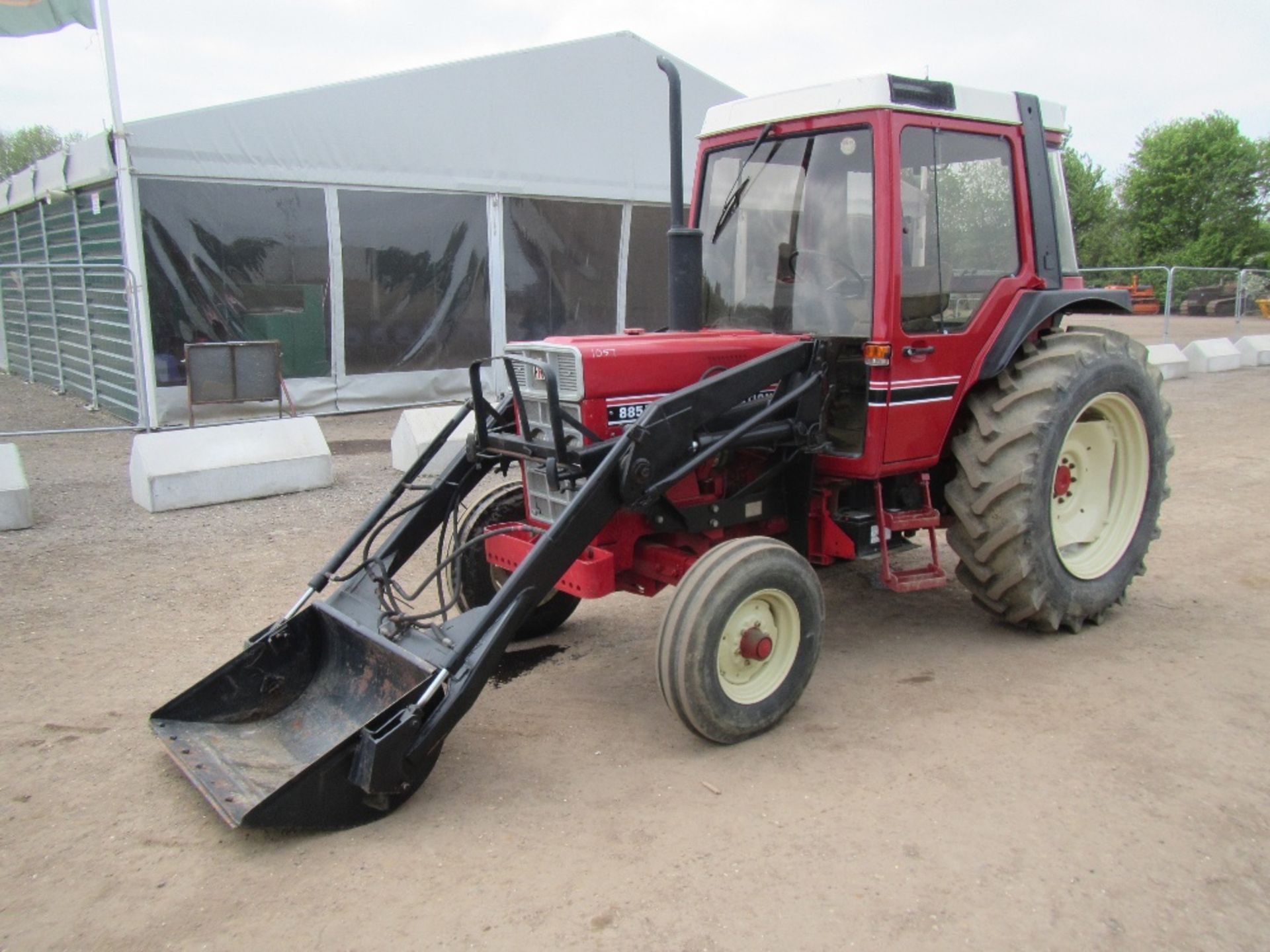 International 885 Loader Tractor