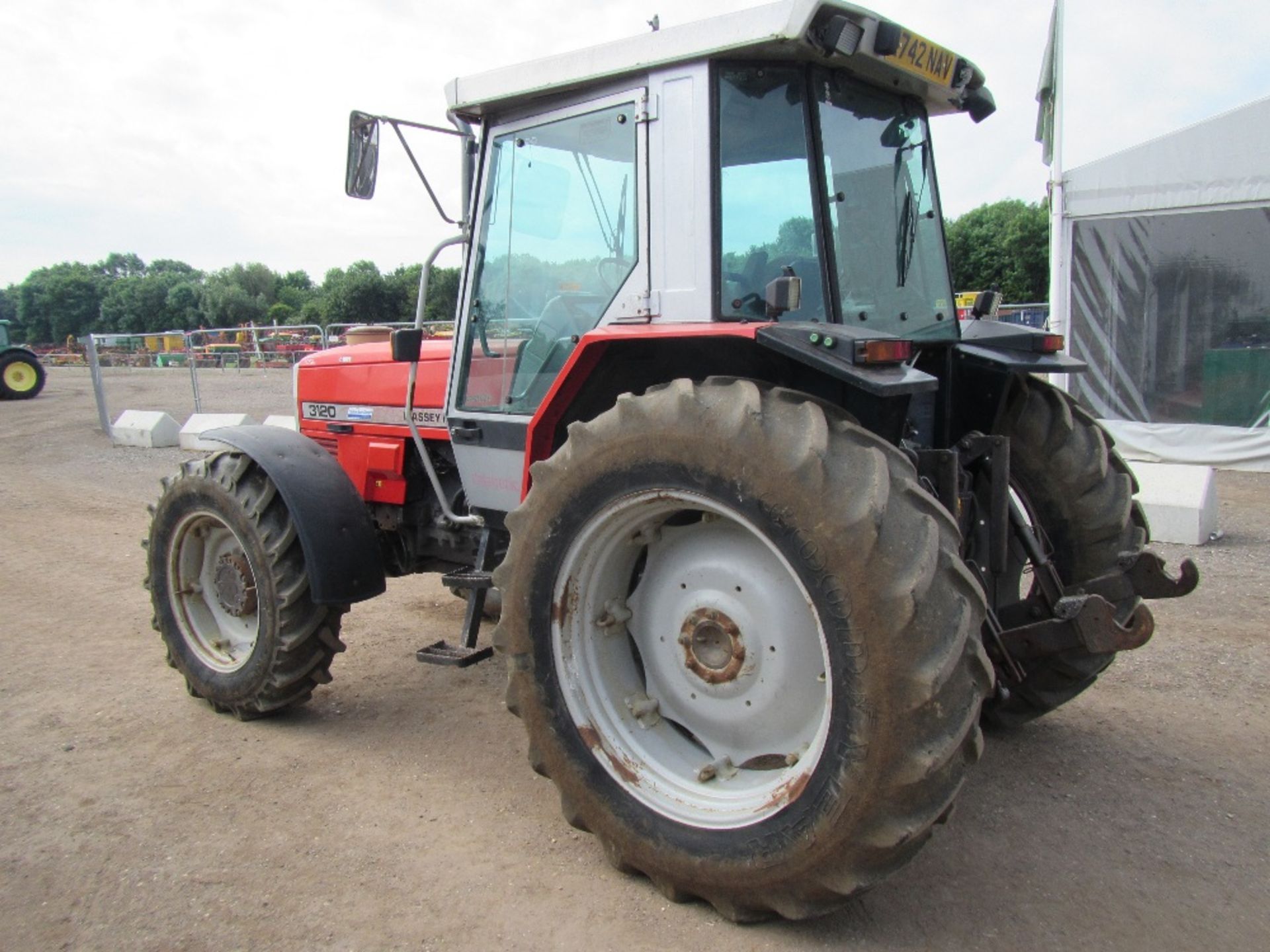 Massey Ferguson 3120 4wd Tractor Hours: 7990 Reg. No. L742 NAV - Image 9 of 17