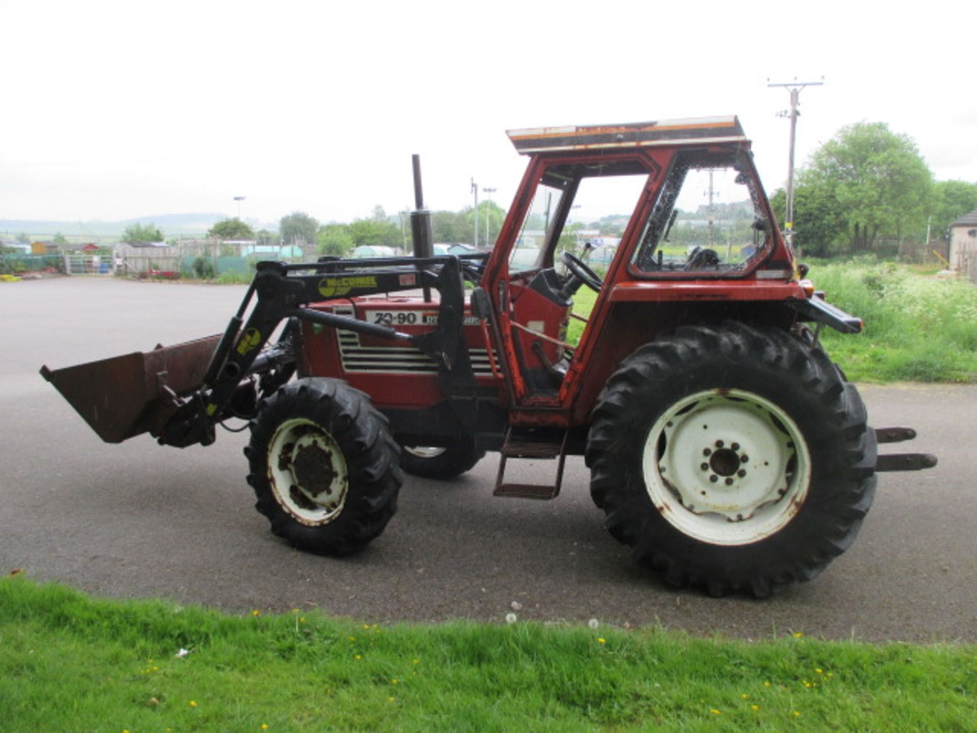Fiat 70-90 4wd Tractor c/w McConnel 065 power loader, bucket and manual. First registered in Feb