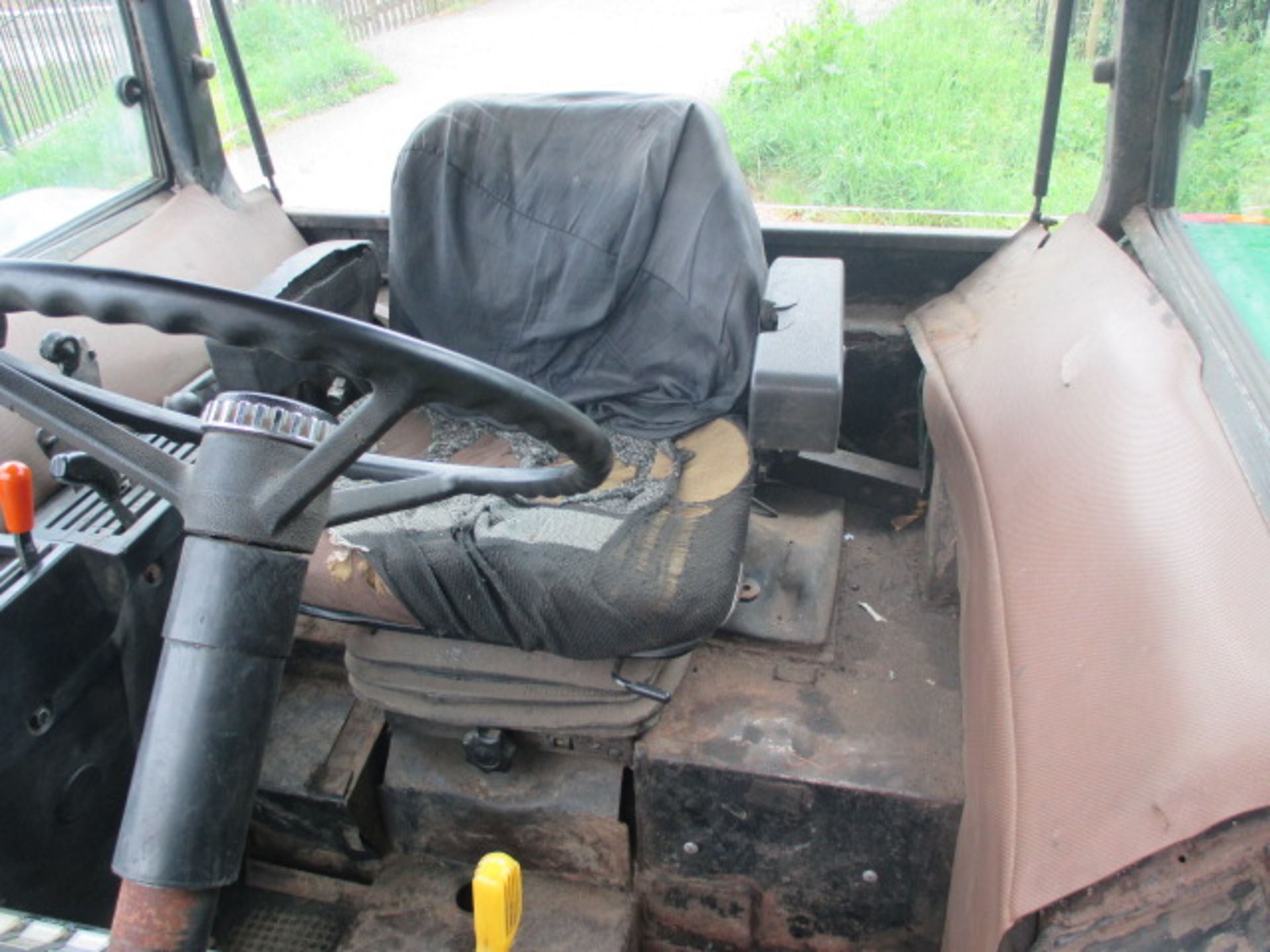 John Deere 2140 4wd Tractor c/w SG2 Cab. First registered 01/05/1985 Reg. No. B806 WSR - Image 7 of 8