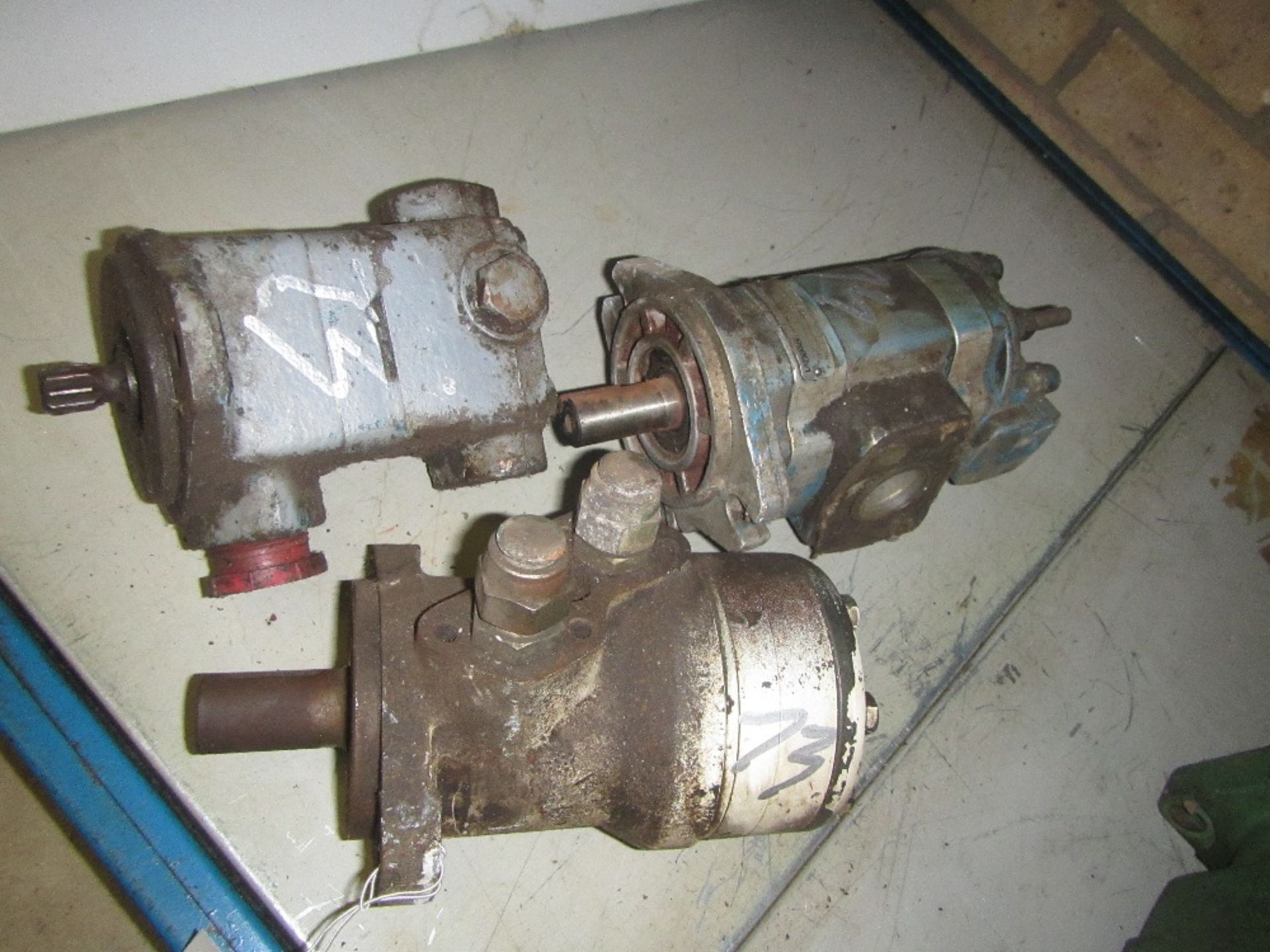 3no. Small Hydraulic Pumps UNRESERVED LOT