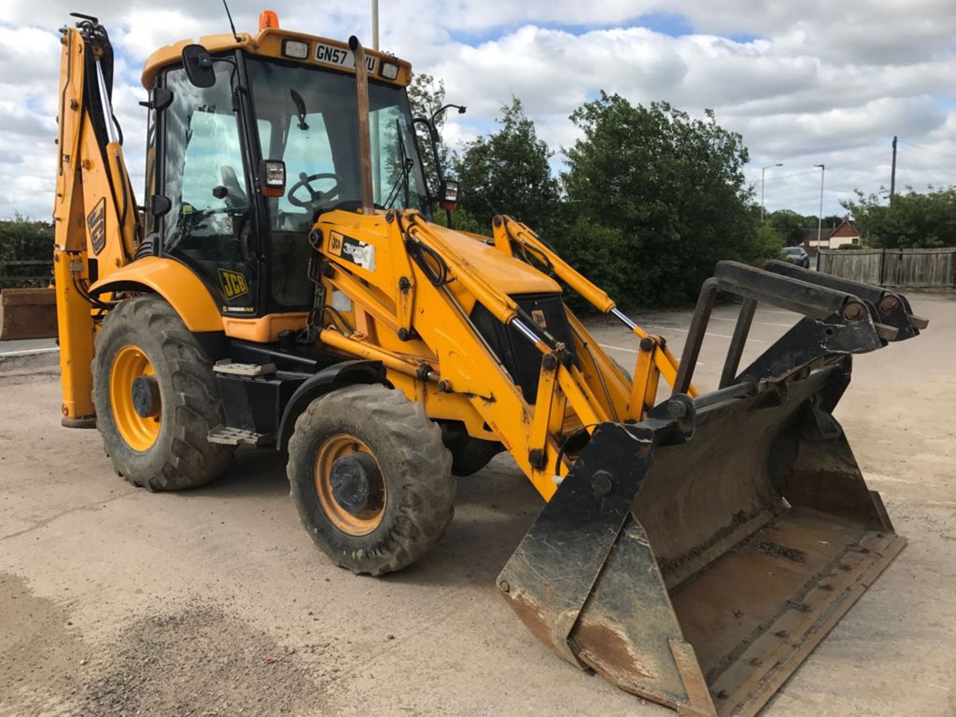 2007 JCB 3CX Digger Loader c/w extending diiper arm, piped, 4 in 1 bucket, turbo Power Shift, torque - Image 3 of 8