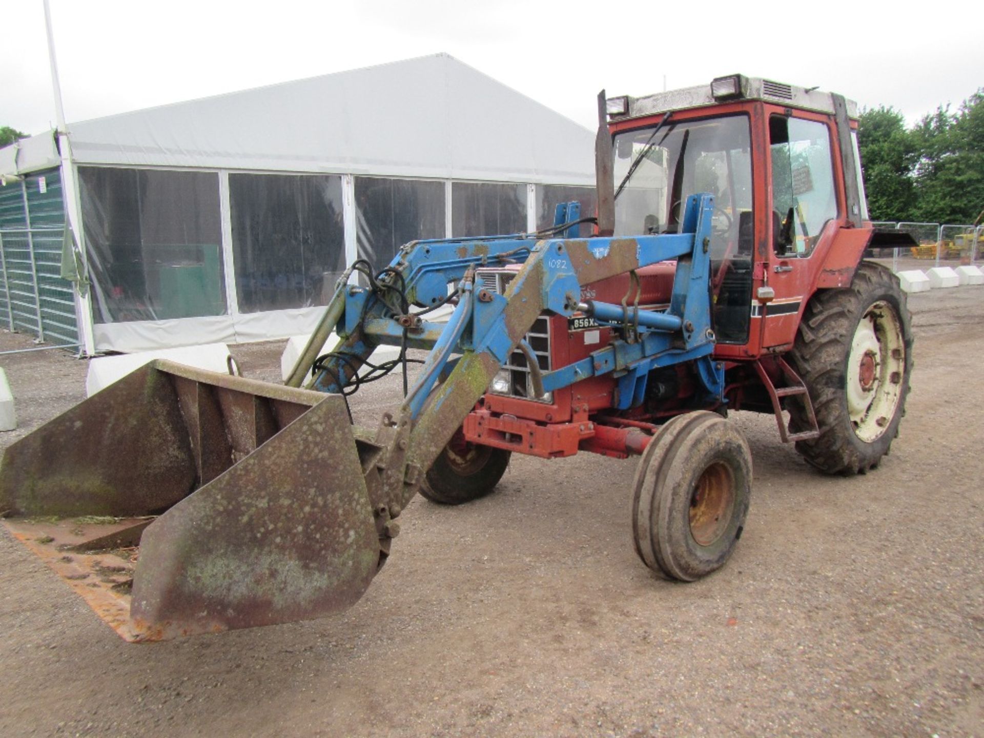 Case International 856XL 2wd Tractor c/w loader