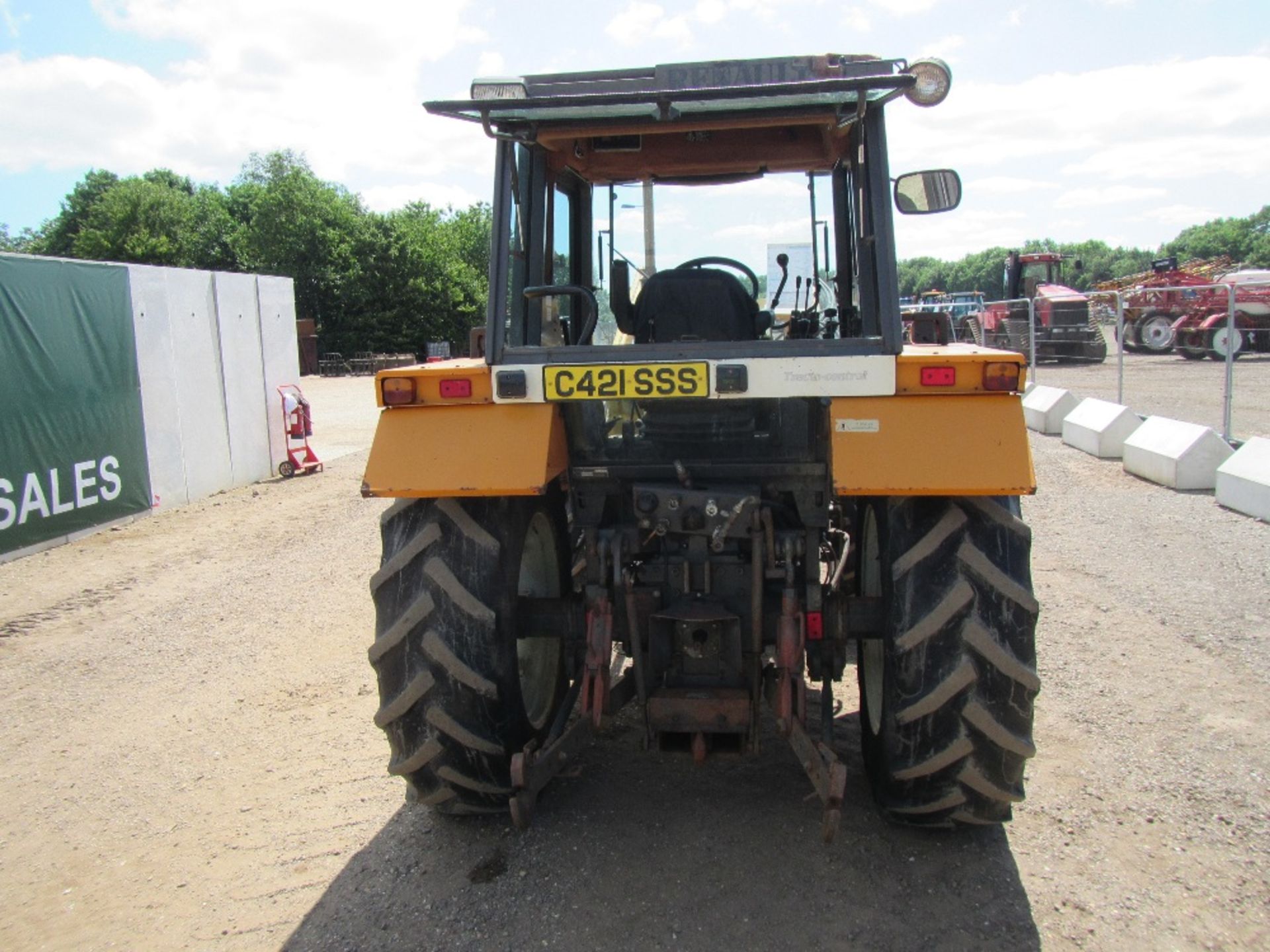 Renault 68-14 4wd Tractor c/w Grays loader & bucket Reg. No. C421 SSS UNRESERVED LOT - Image 6 of 16