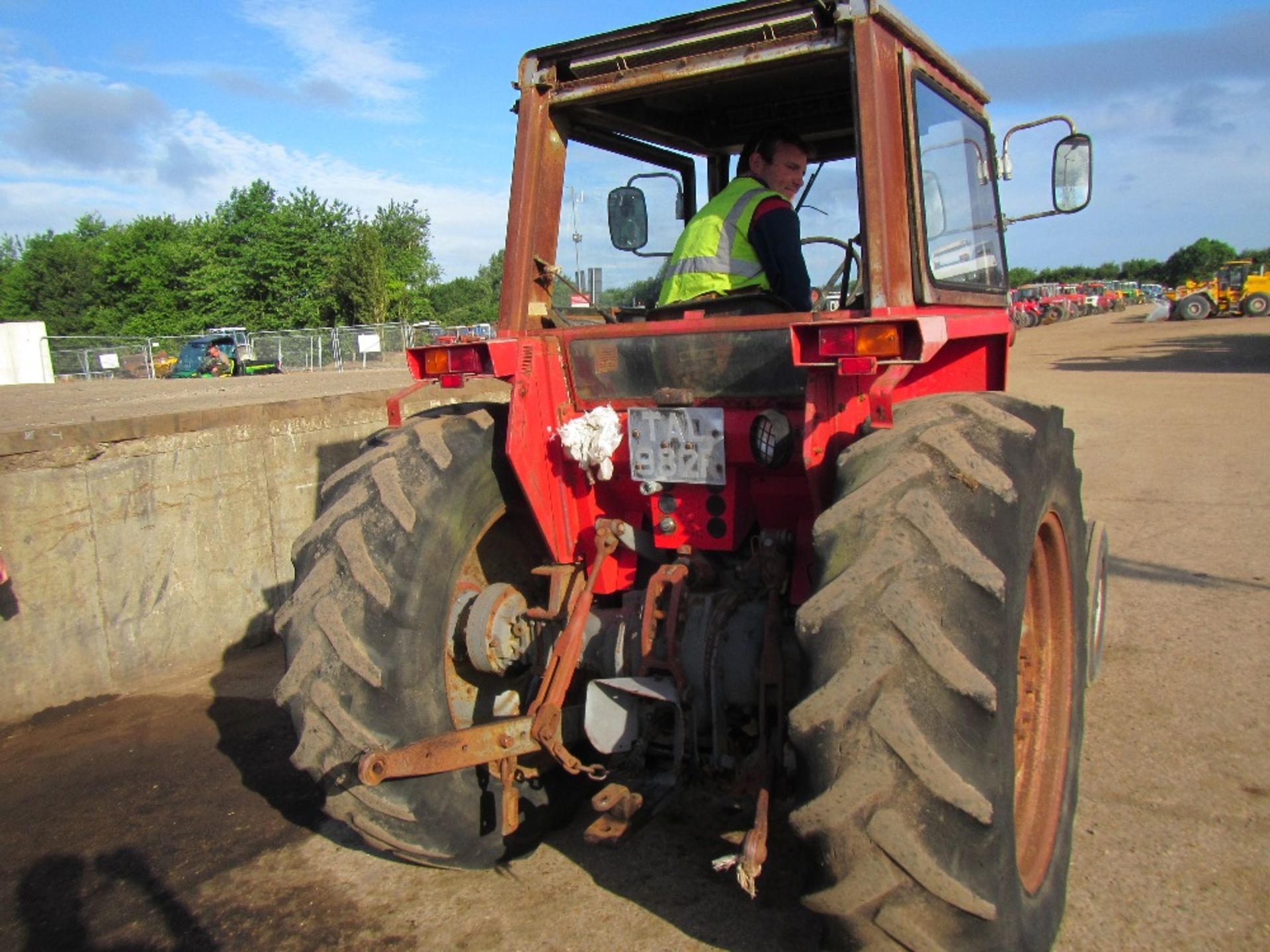 Massey Ferguson 575 2wd Tractor Reg. No. TAD 982R - Image 4 of 4