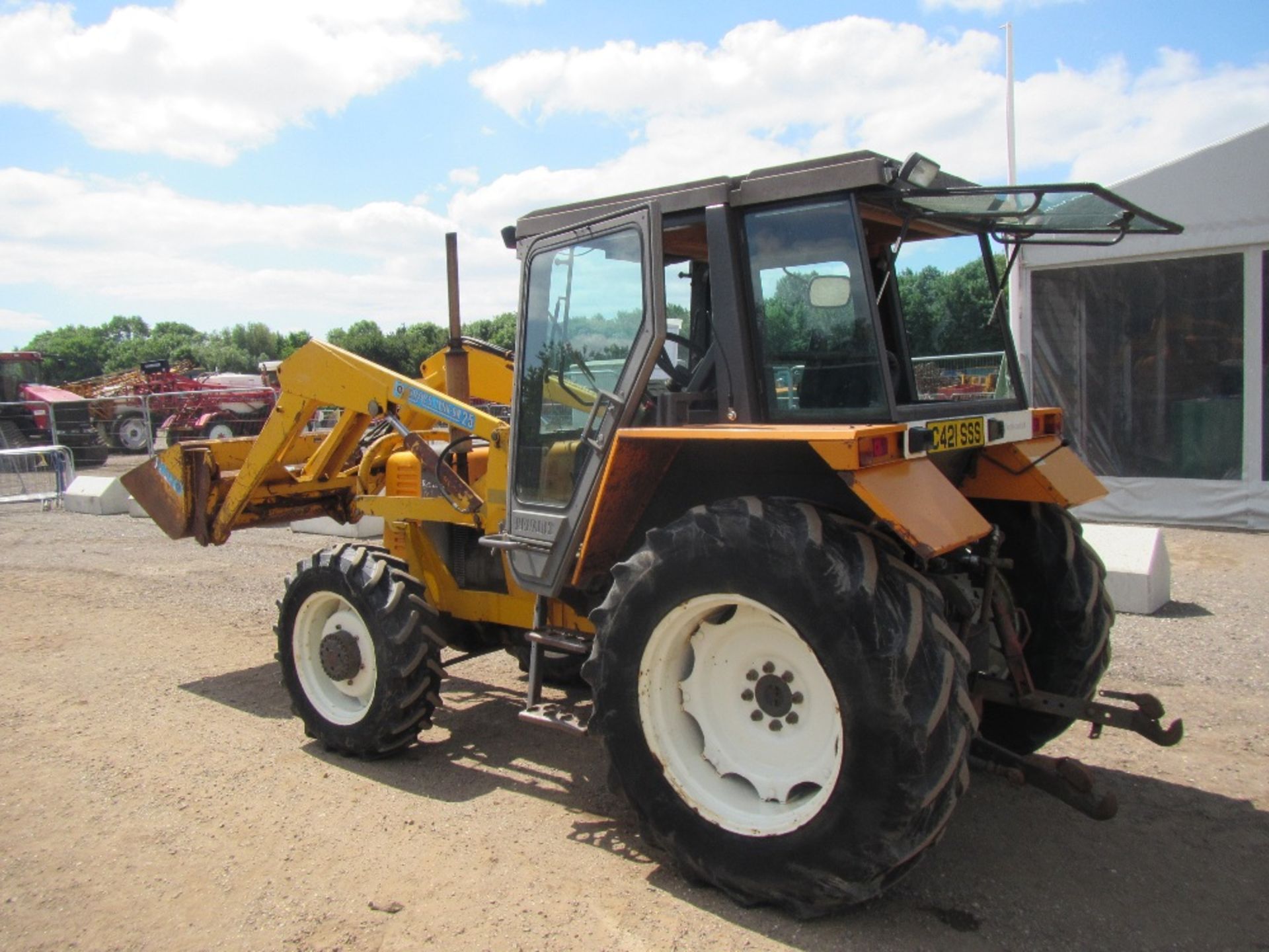 Renault 68-14 4wd Tractor c/w Grays loader & bucket Reg. No. C421 SSS UNRESERVED LOT - Image 9 of 16