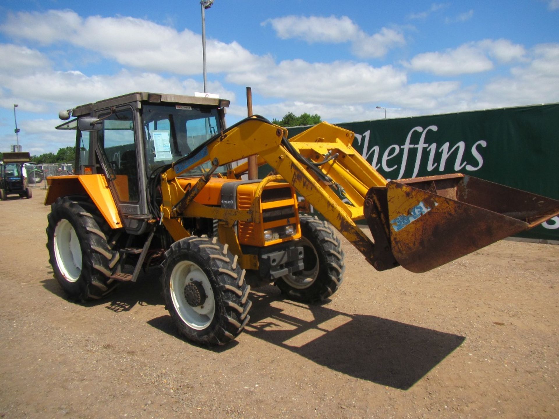 Renault 68-14 4wd Tractor c/w Grays loader & bucket Reg. No. C421 SSS UNRESERVED LOT - Image 3 of 16