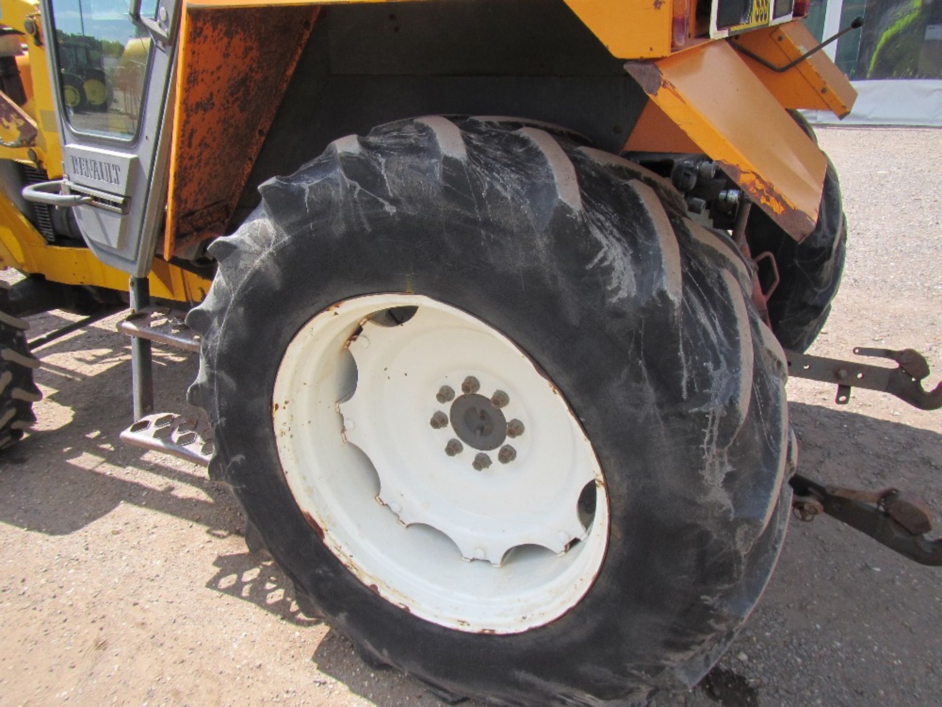 Renault 68-14 4wd Tractor c/w Grays loader & bucket Reg. No. C421 SSS UNRESERVED LOT - Image 10 of 16