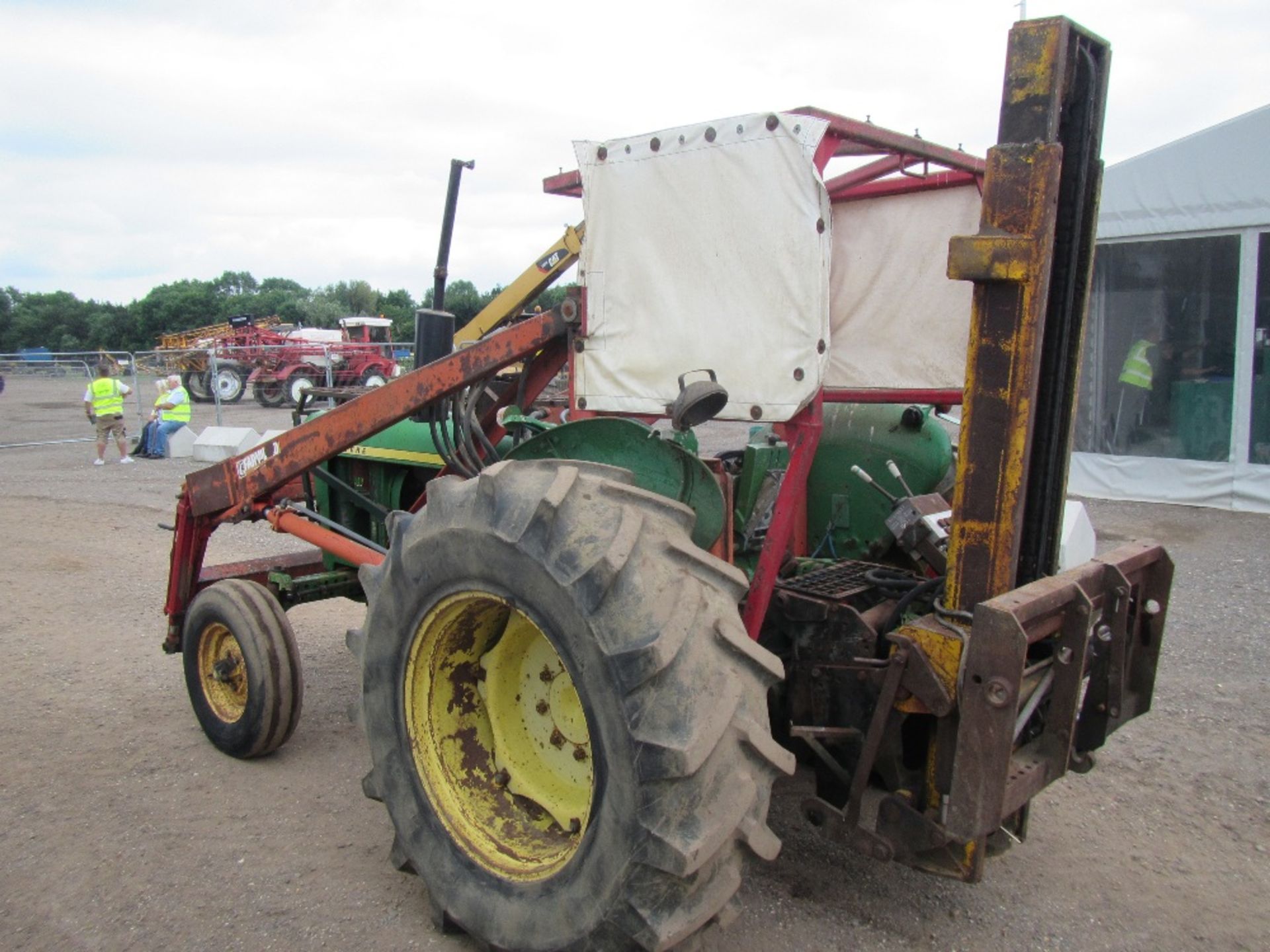 John Deere 2120 Tractor c/w loader & rear forklift - Image 7 of 10