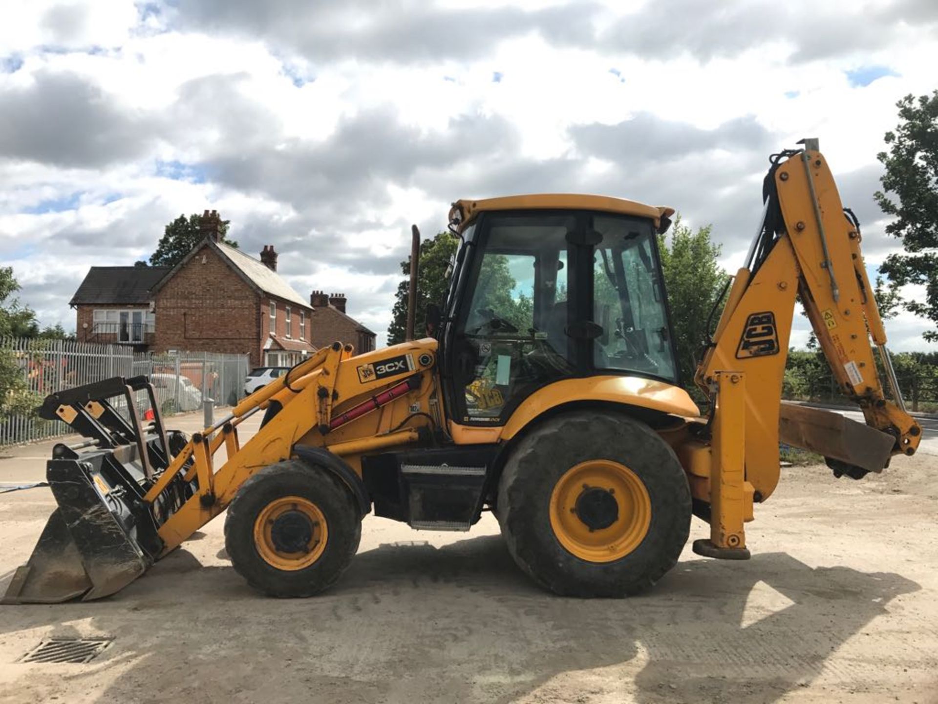 2007 JCB 3CX Digger Loader c/w extending diiper arm, piped, 4 in 1 bucket, turbo Power Shift, torque - Image 6 of 8