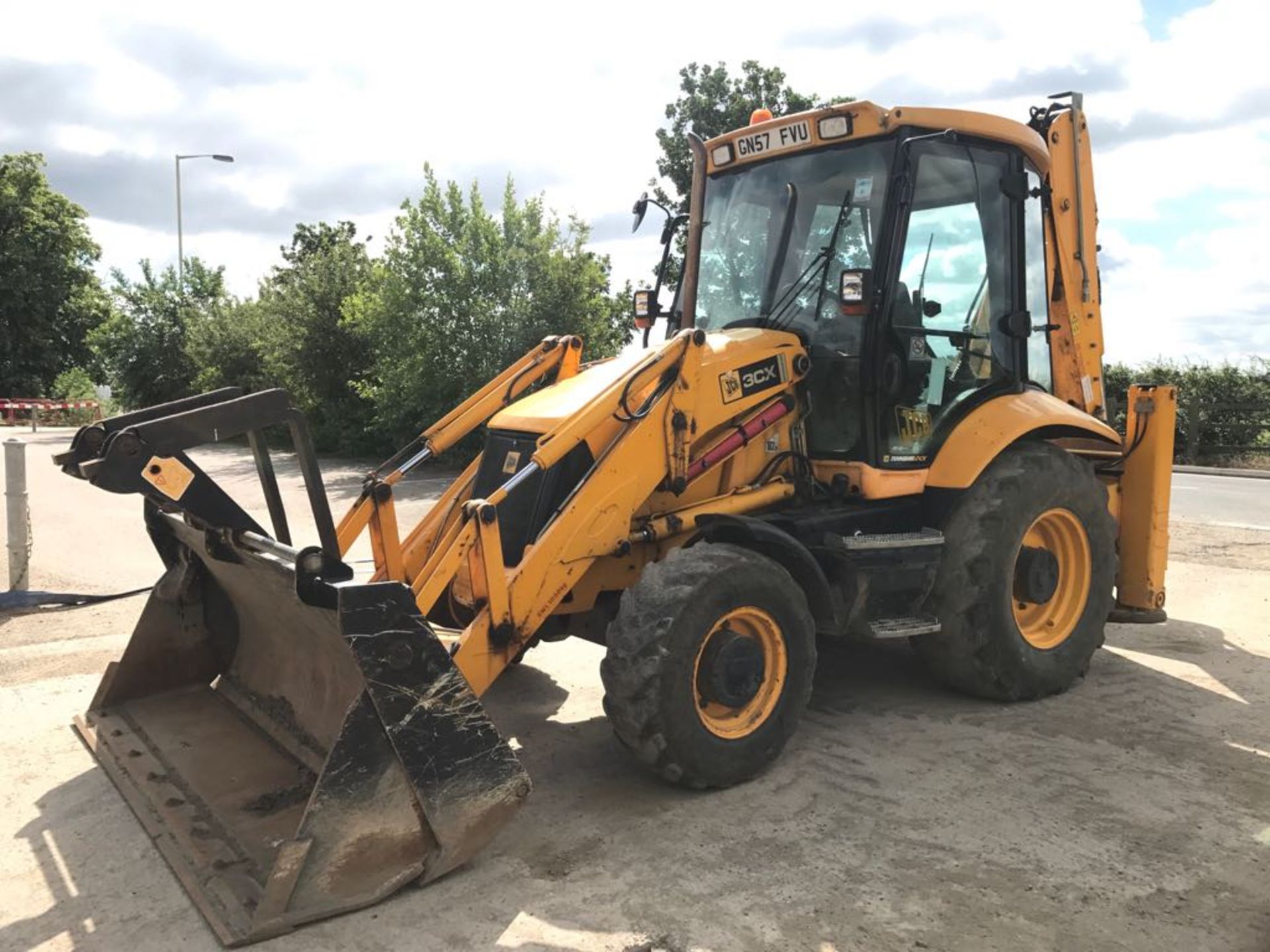 2007 JCB 3CX Digger Loader c/w extending diiper arm, piped, 4 in 1 bucket, turbo Power Shift, torque