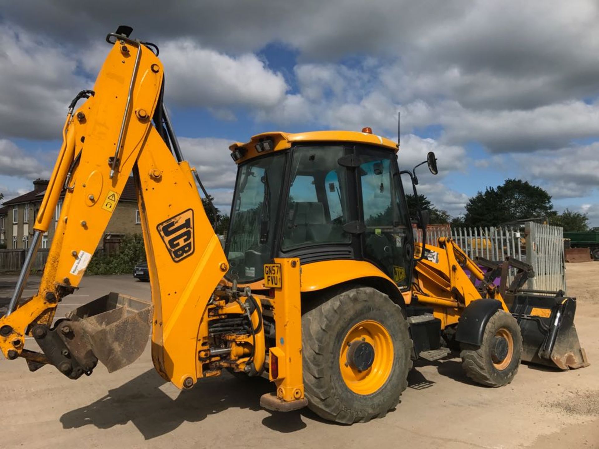 2007 JCB 3CX Digger Loader c/w extending diiper arm, piped, 4 in 1 bucket, turbo Power Shift, torque - Image 4 of 8