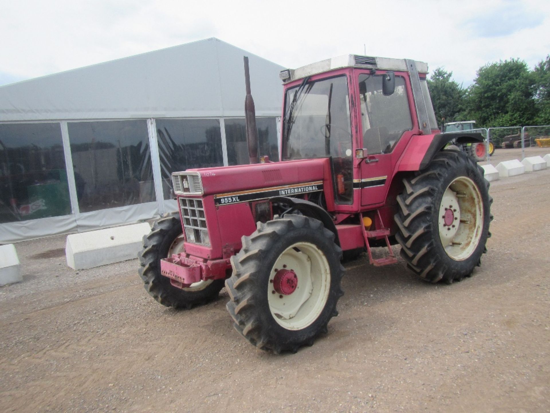 International 955 XL 4wd Tractor c/w air con Reg. No. YRF 401Y