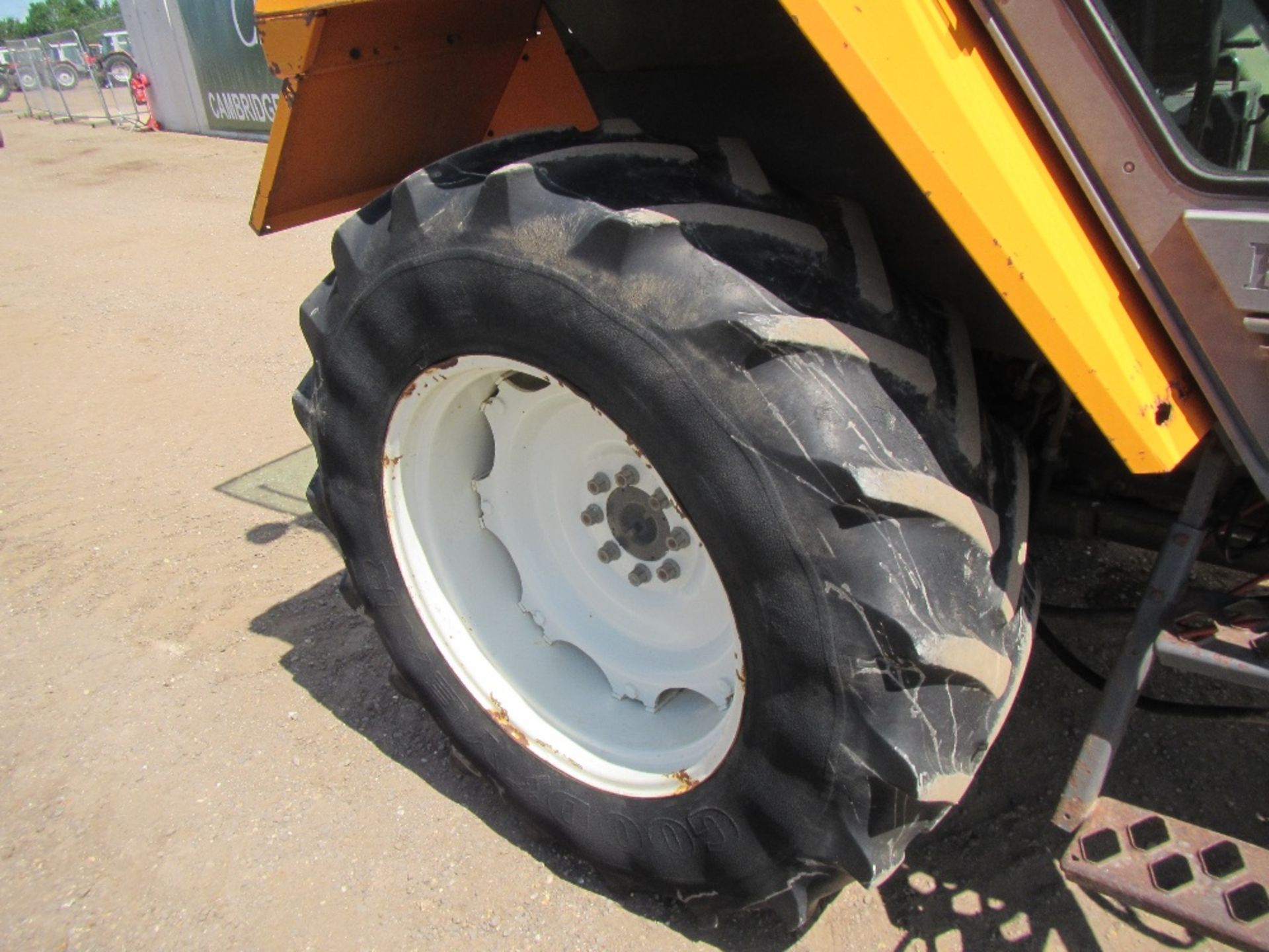 Renault 68-14 4wd Tractor c/w Grays loader & bucket Reg. No. C421 SSS UNRESERVED LOT - Image 5 of 16