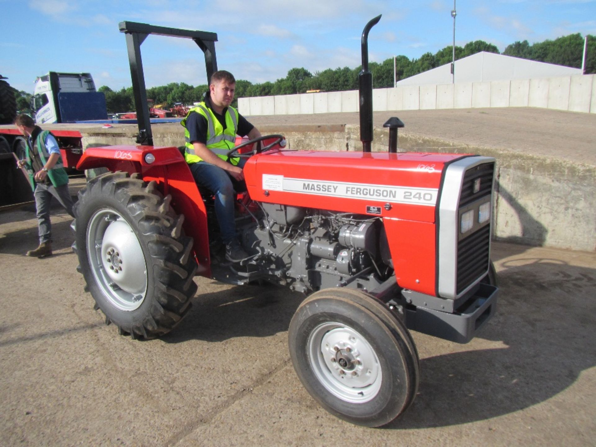 Massey Ferguson 240 2wd Tractor c/w safety frame, power steering - Image 3 of 5