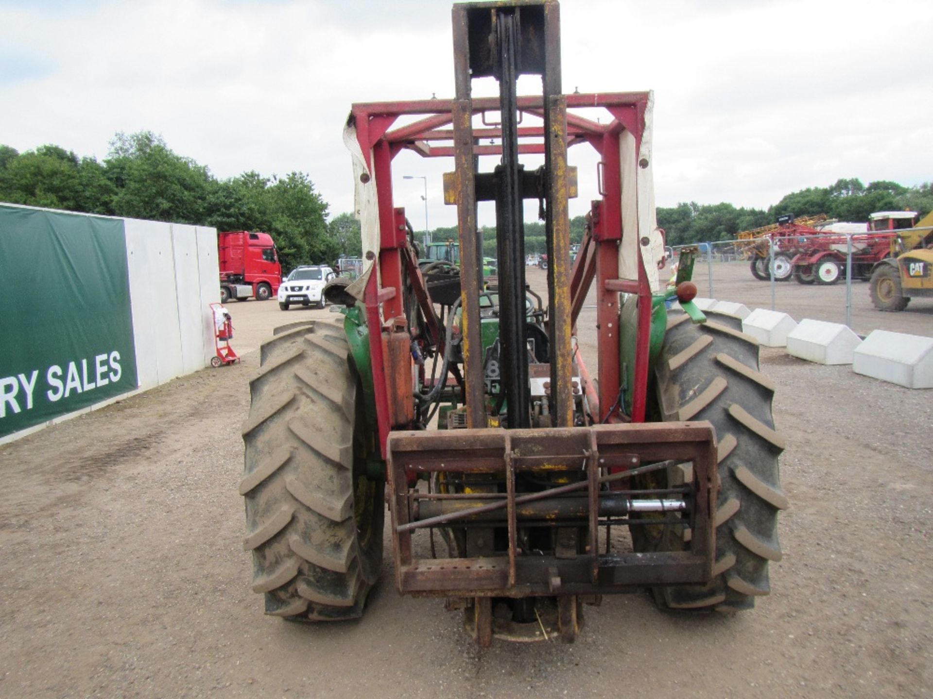 John Deere 2120 Tractor c/w loader & rear forklift - Image 6 of 10