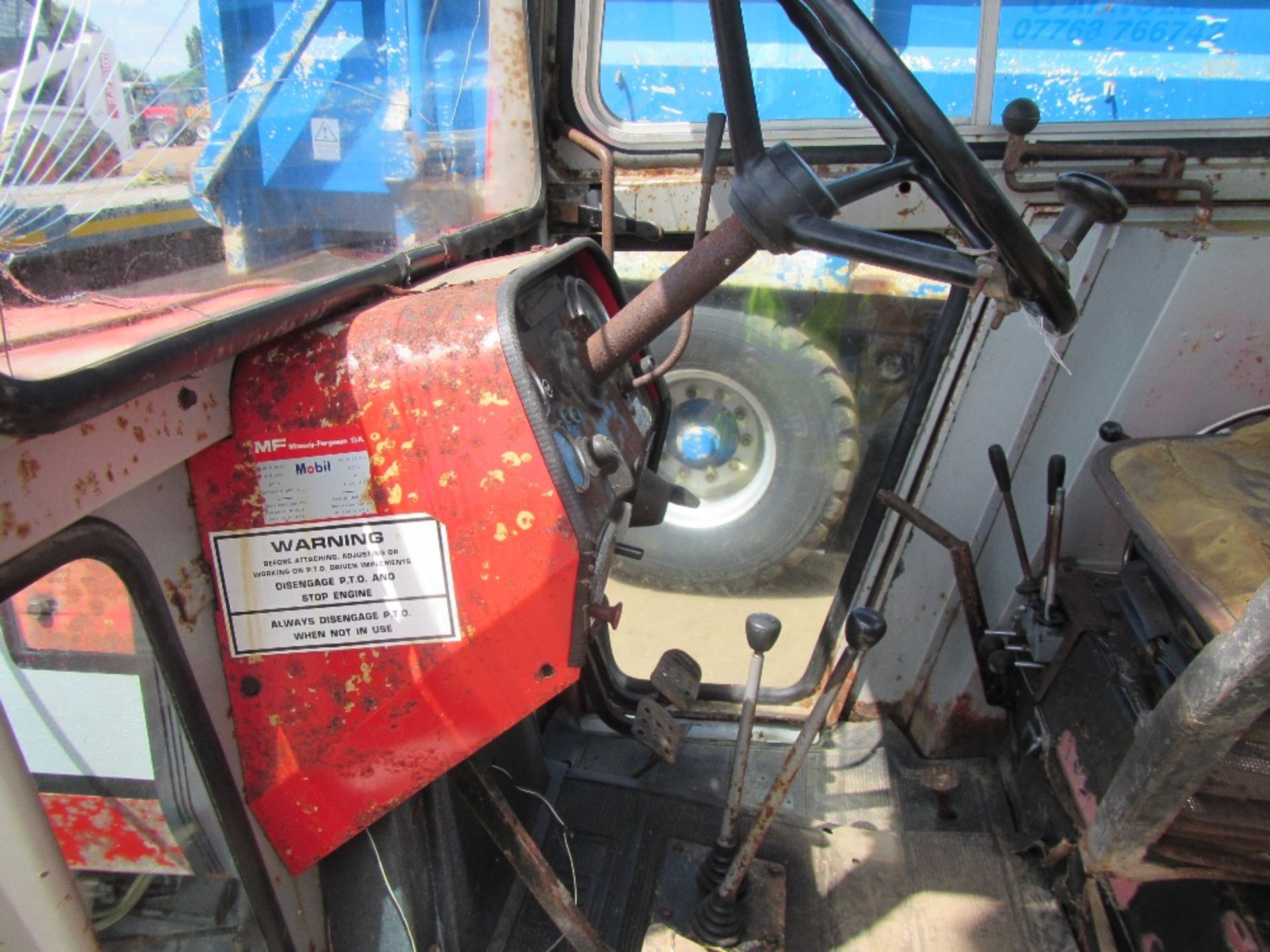 Massey Ferguson 590 2wd Tractor c/w 2 door cab Reg. No. HAN 433W - Image 5 of 6
