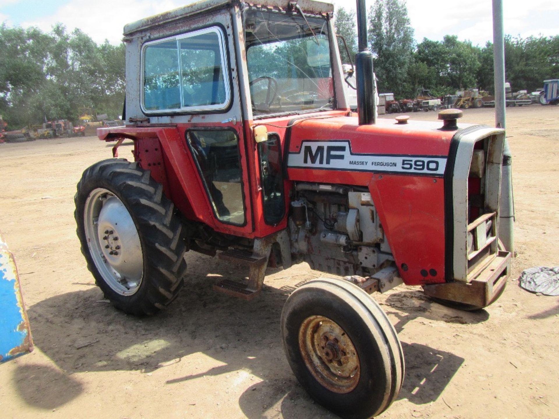 Massey Ferguson 590 2wd Tractor c/w 2 door cab Reg. No. HAN 433W - Image 2 of 6
