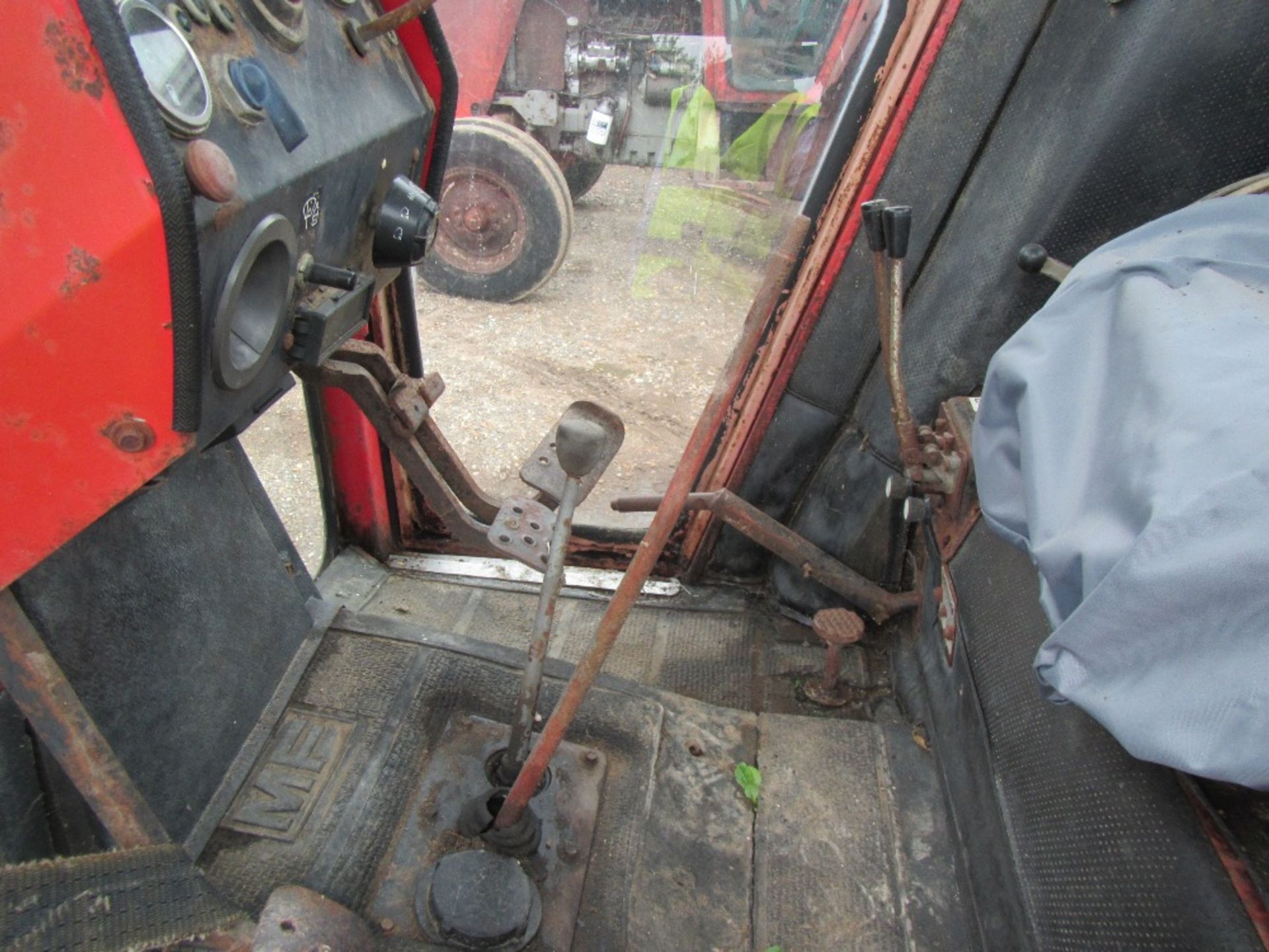 Massey Ferguson 590 Tractor c/w 2 door cab Reg No SPY 363X Ser No 382258 - Image 6 of 7