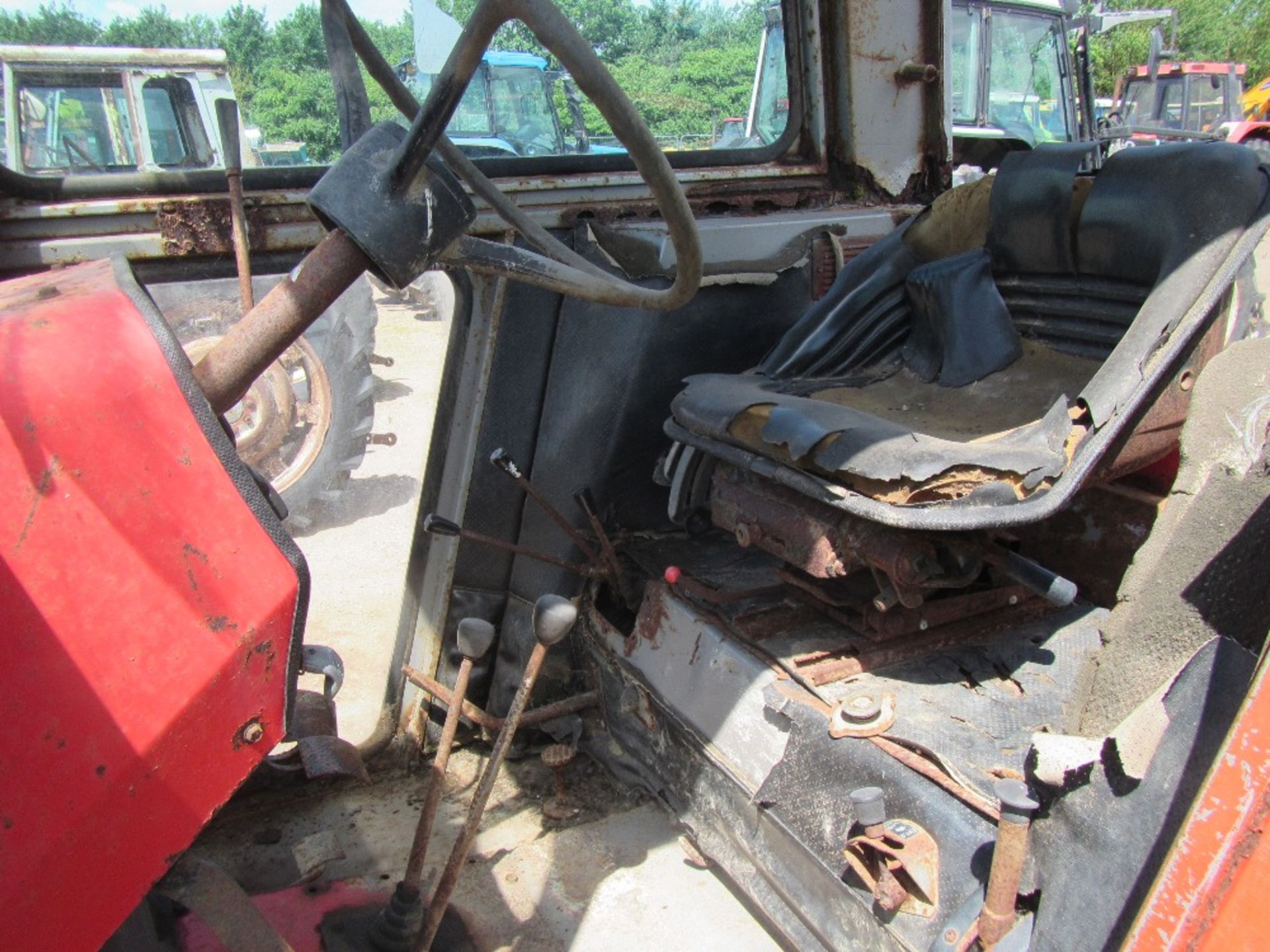 Massey Ferguson 575 2wd Tractor Ser. No. 266170 - Image 4 of 5