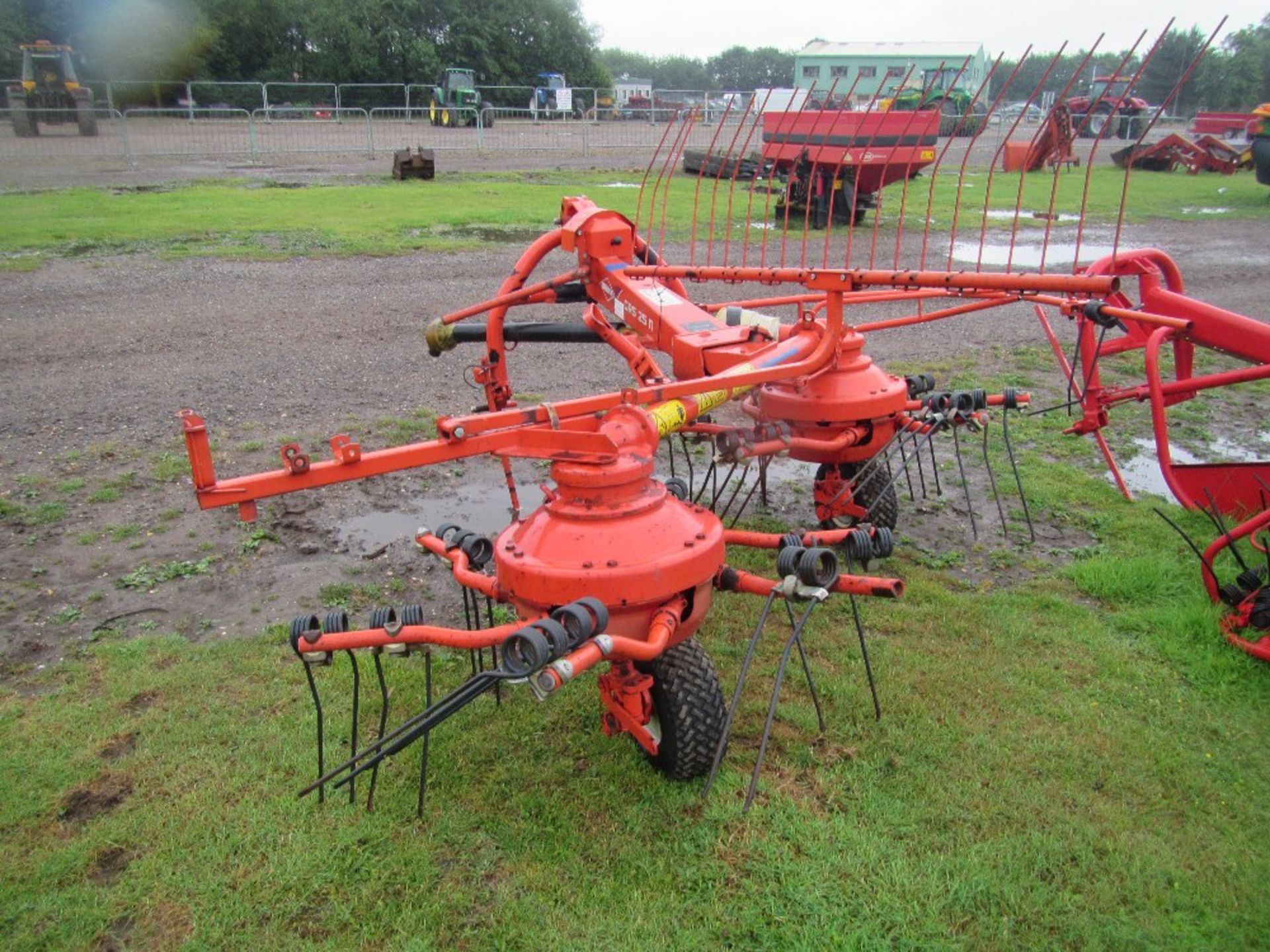 2008 Kuhn GRS25N Twin Rotor Hay Tedder - Image 3 of 4