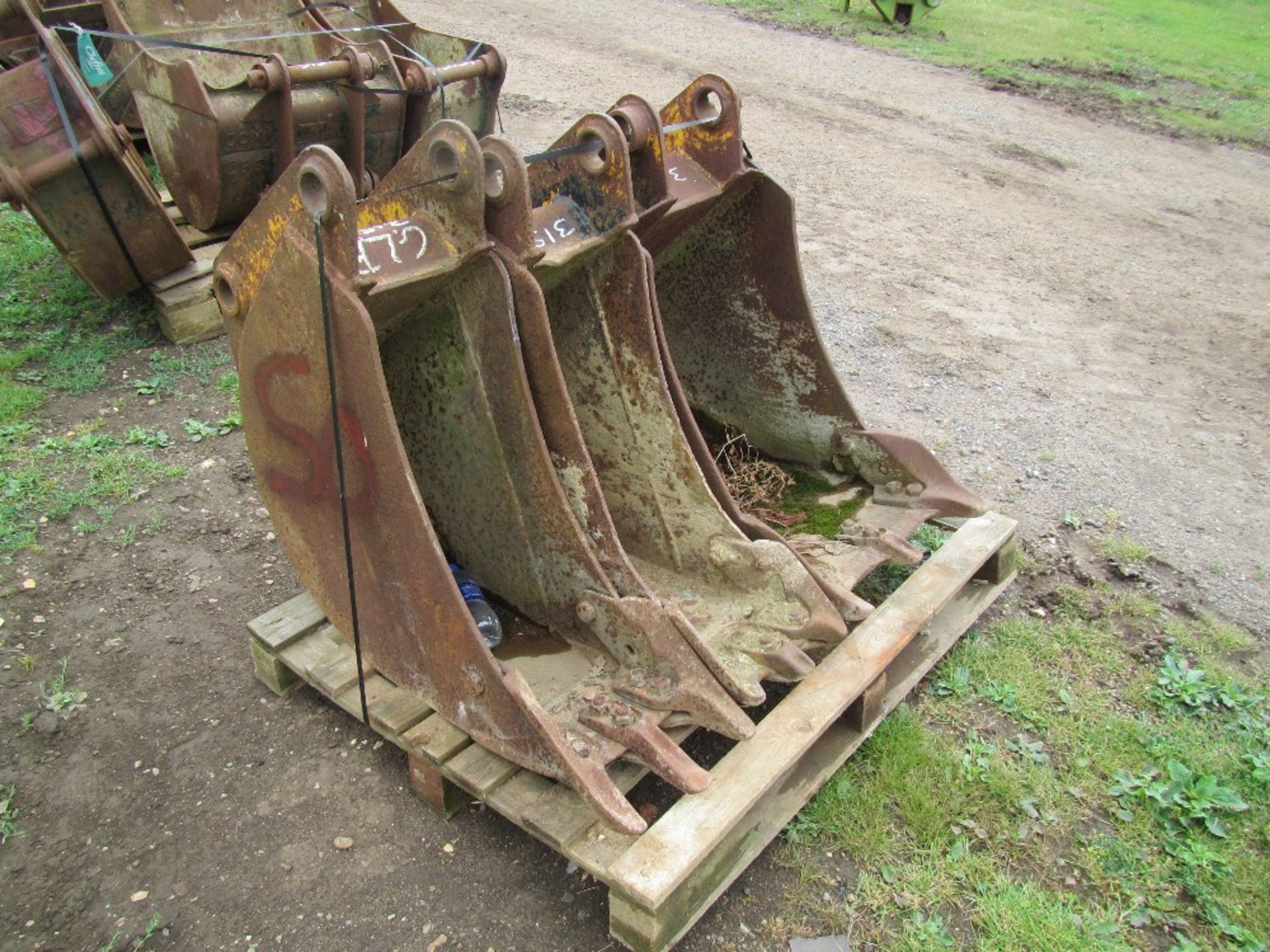 JCB 3CX 10in, 12in, 11in Digging Buckets - Image 2 of 4