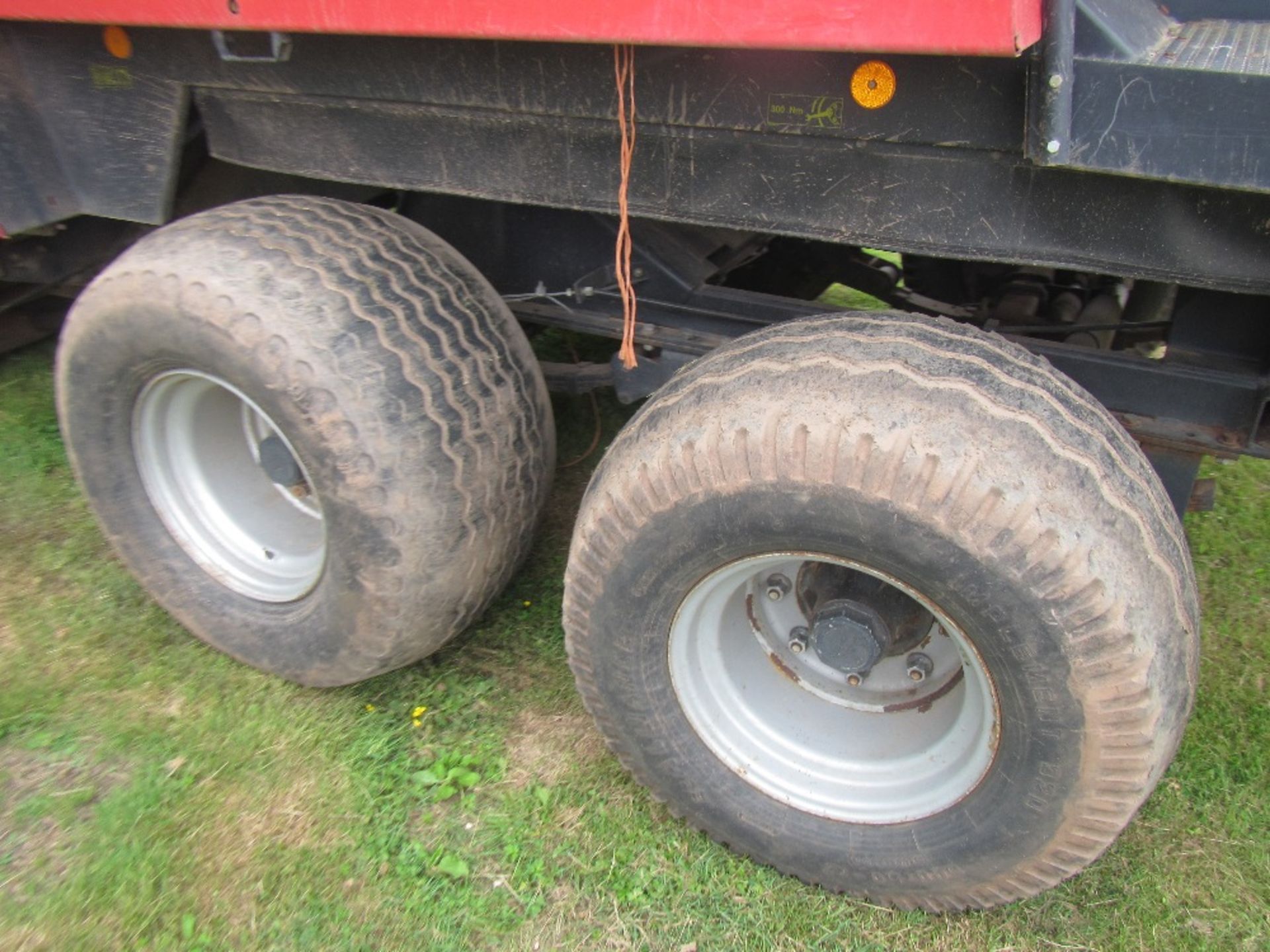 2002 Vicon LB 8100 Square Baler 80x70 bales, tandem axle with brakes, sprung suspension, fast tow, - Image 4 of 6