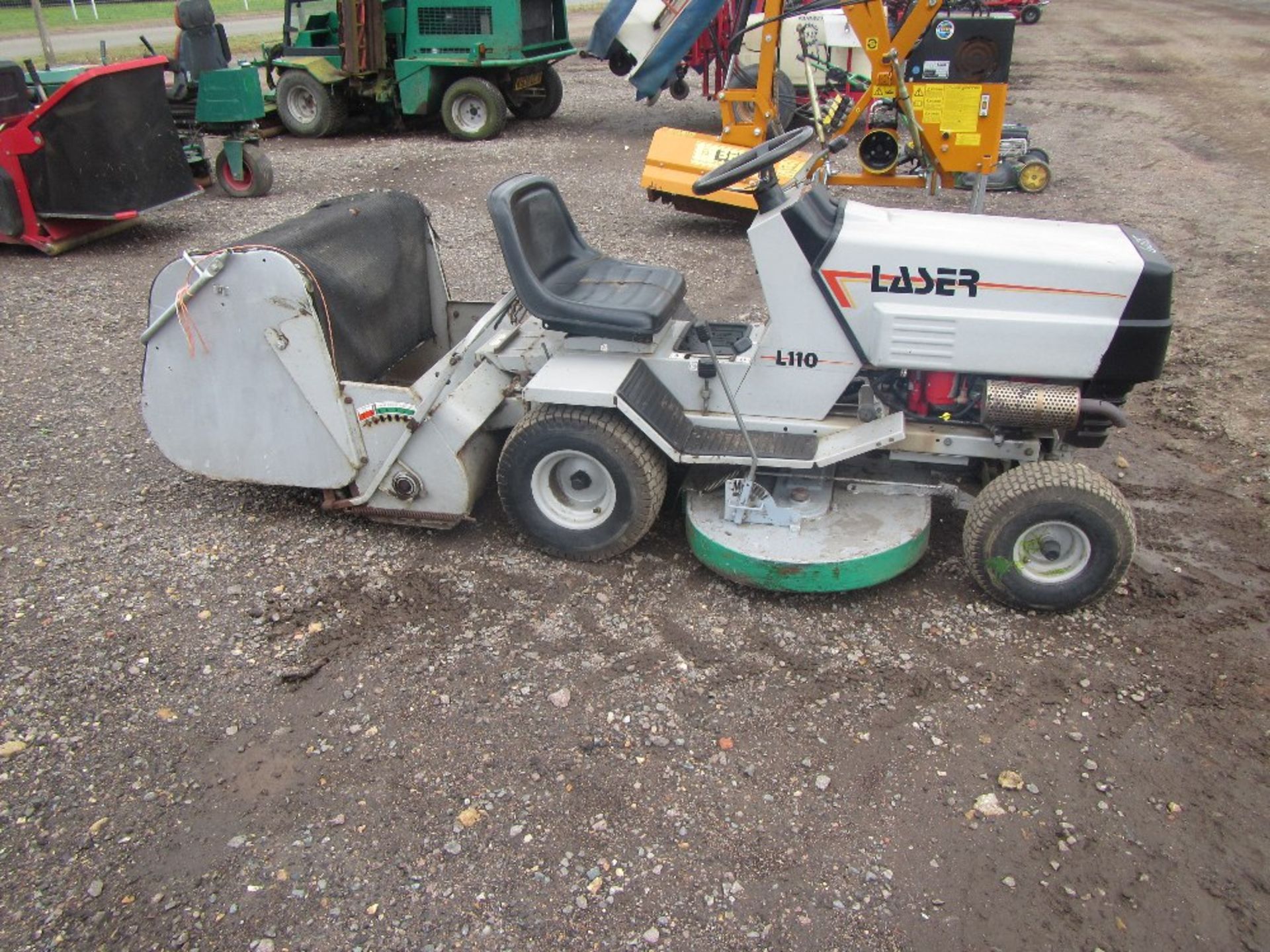 Laser L110 Ride on Mower c/w collector - Image 2 of 2