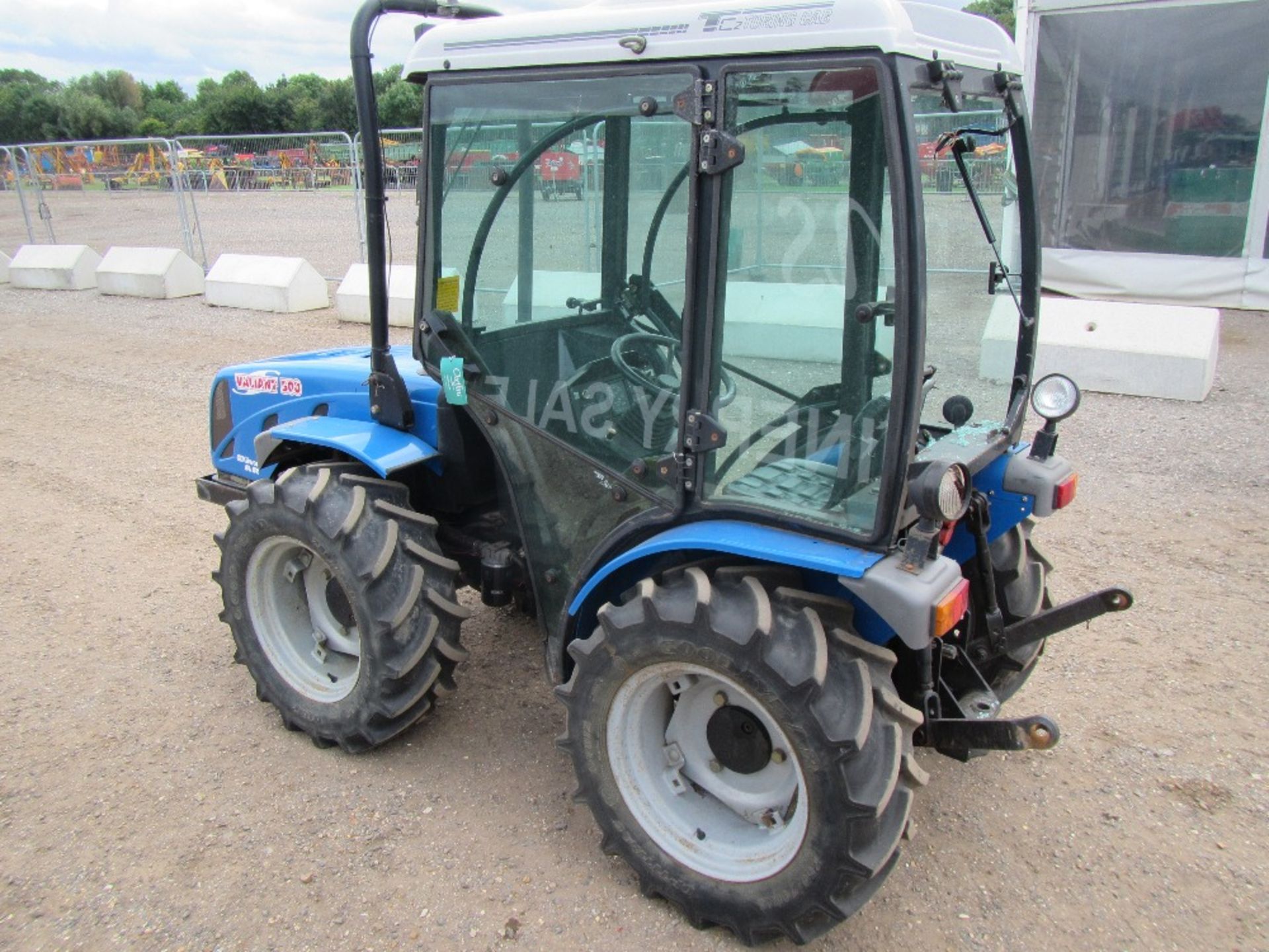 Kilworth Valiant 500 AR TC Tractor c/w touring cab & reverse driven Hours: 3407 - Image 8 of 15