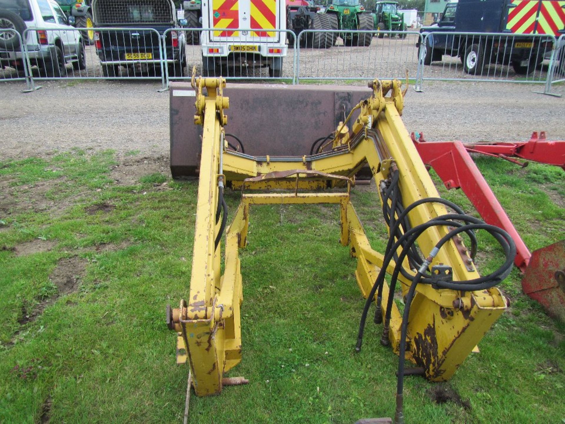 Bomford Power Tip Loader and Bucket to fit IH 574 - Image 5 of 7